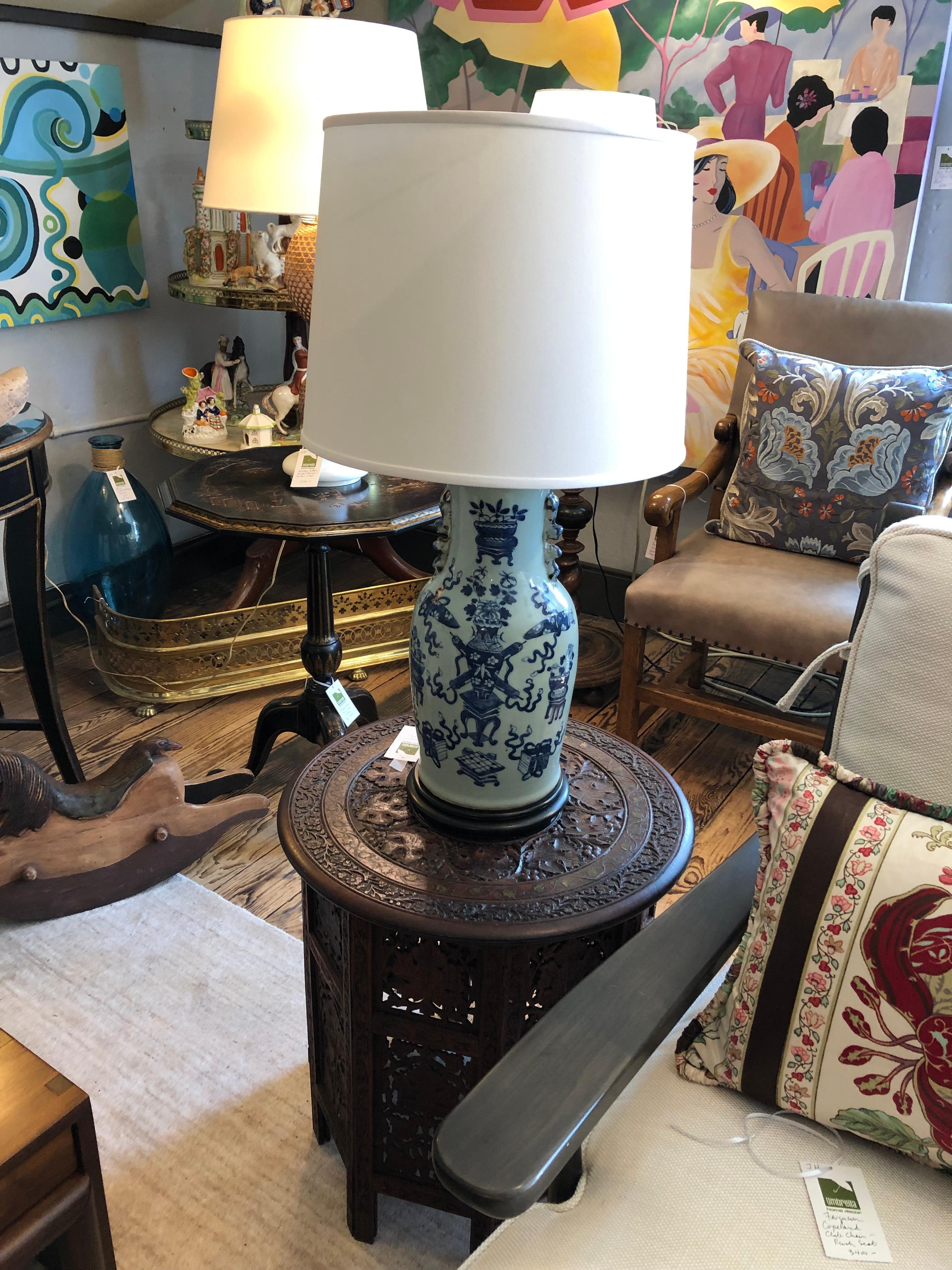Impresionante Pareja de Lámparas de Mesa Chinas Azules y Blancas del Siglo XIX Cerámico en venta