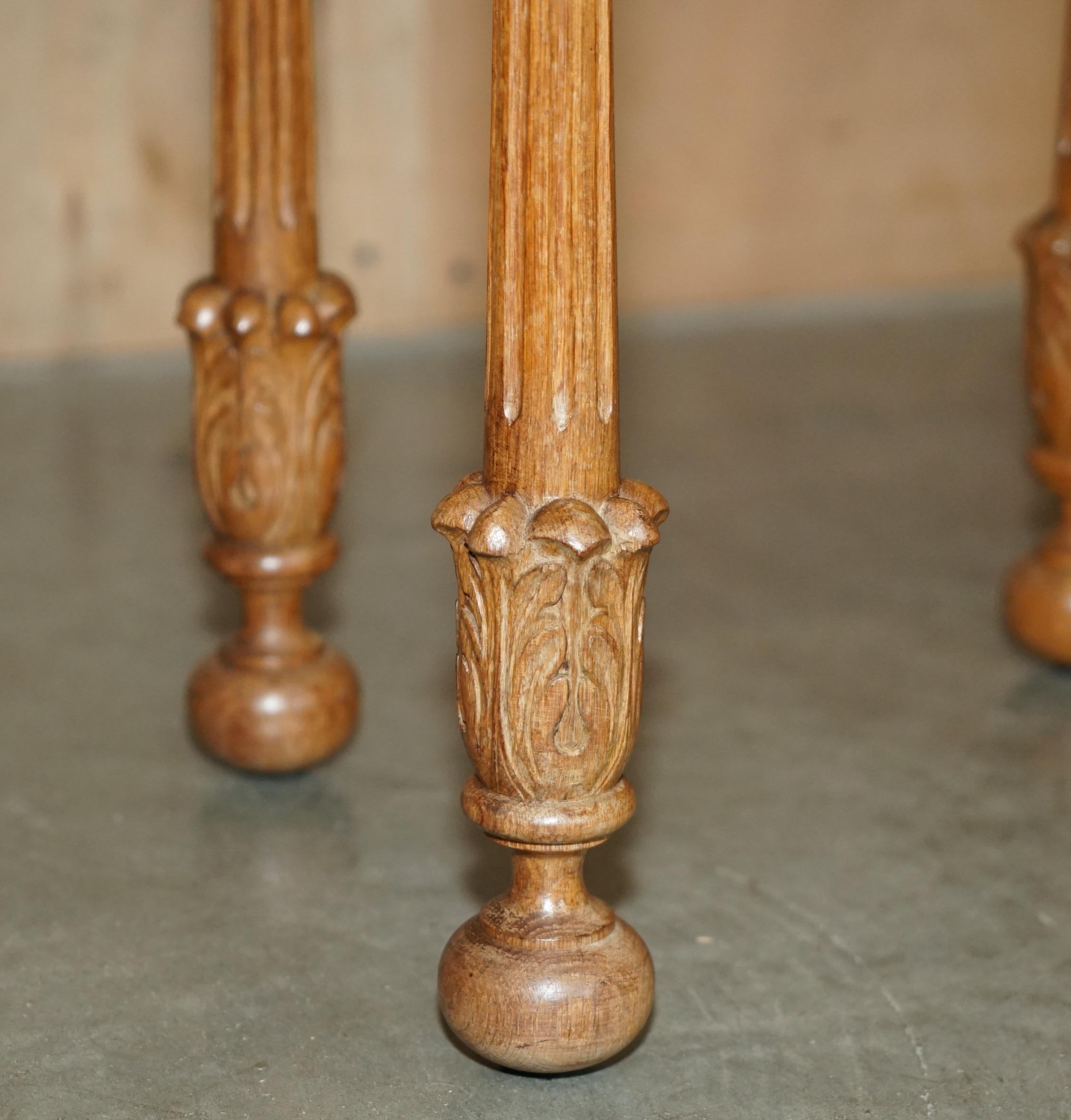AUSGEZEICHNETES Pärchen HANDGESCHNEIDERTER ENGLISCHER EICHE SEITENLAMPE WEINTABELLEN mit verzahnter Oberfläche im Angebot 4