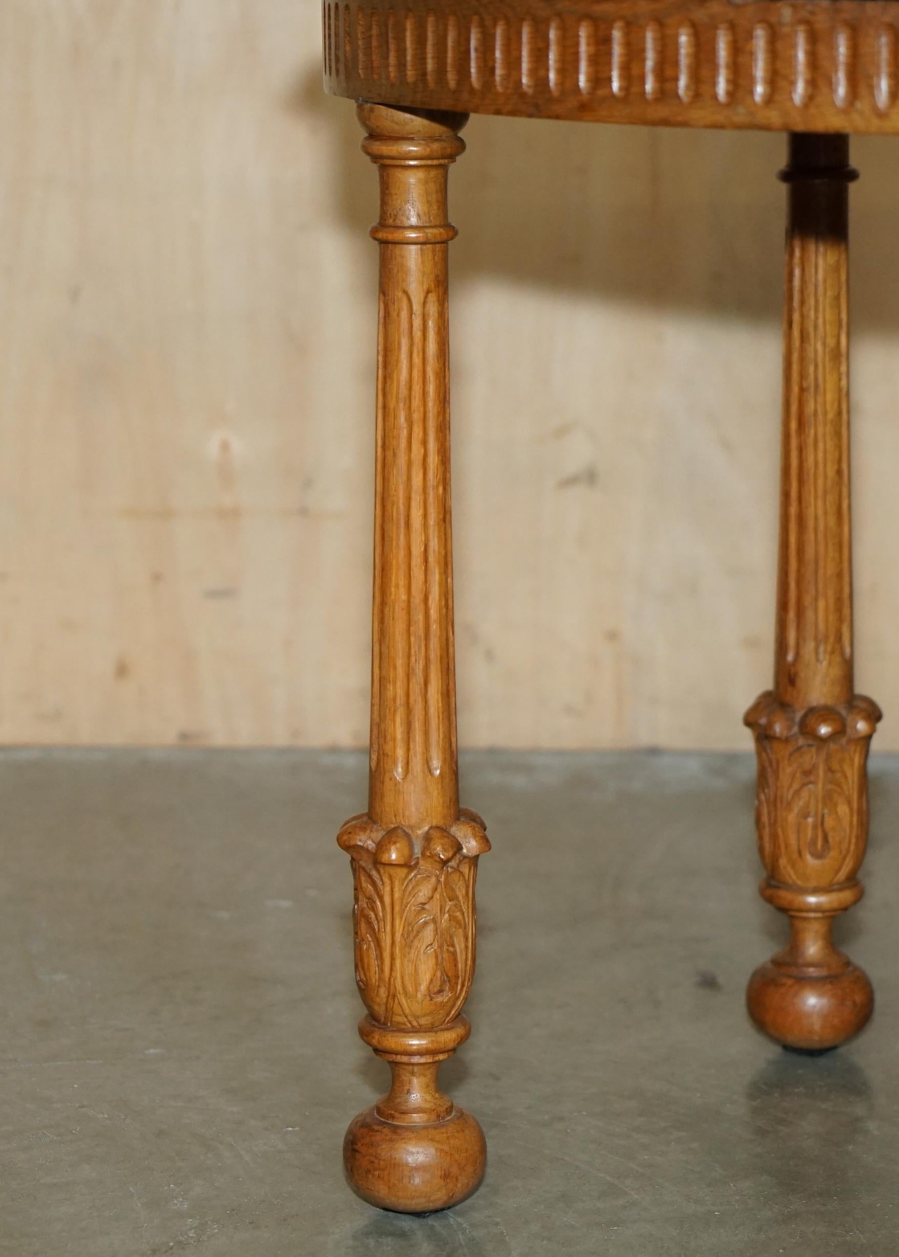 AUSGEZEICHNETES Pärchen HANDGESCHNEIDERTER ENGLISCHER EICHE SEITENLAMPE WEINTABELLEN mit verzahnter Oberfläche im Angebot 10