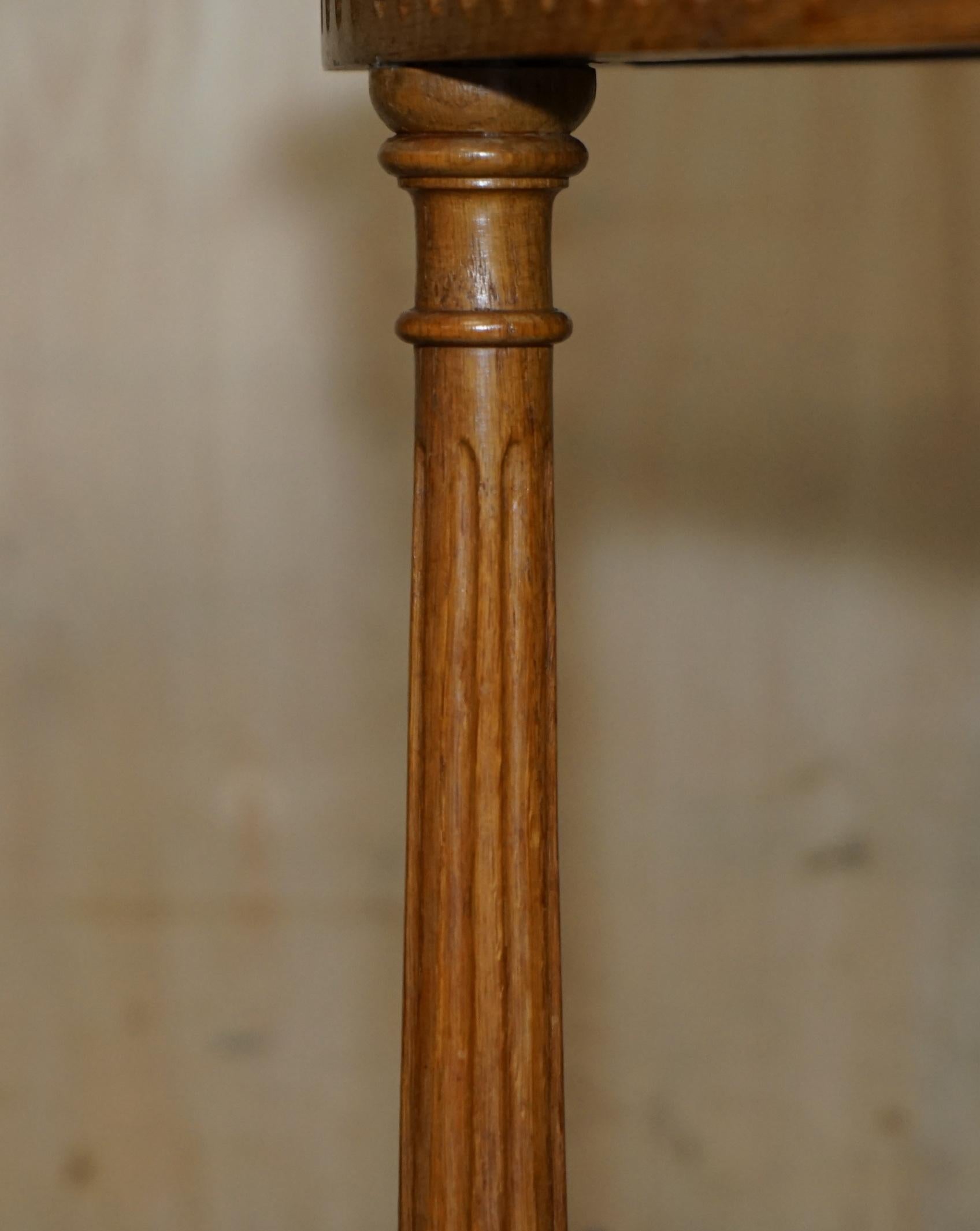 AUSGEZEICHNETES Pärchen HANDGESCHNEIDERTER ENGLISCHER EICHE SEITENLAMPE WEINTABELLEN mit verzahnter Oberfläche im Angebot 12