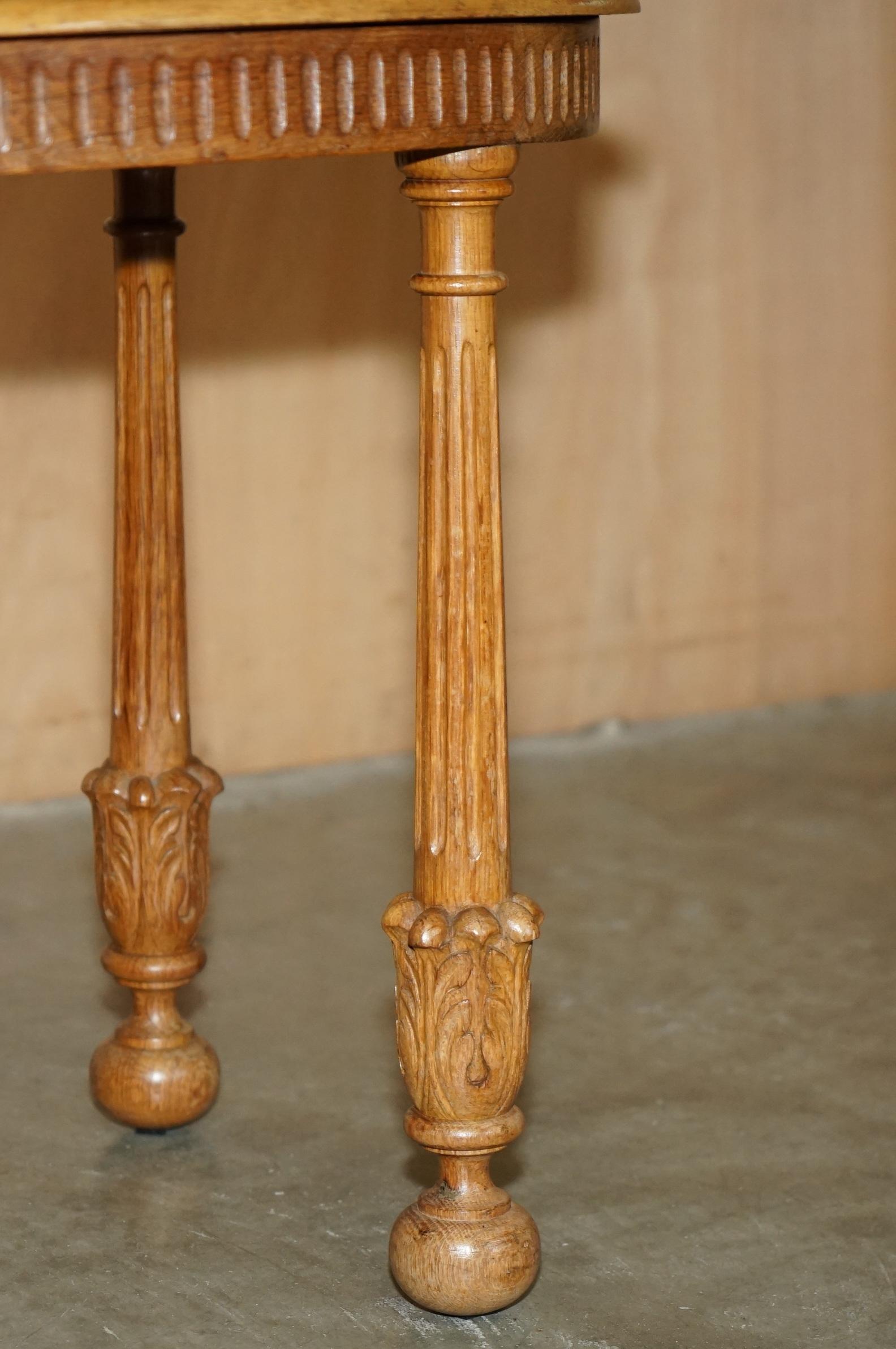 AUSGEZEICHNETES Pärchen HANDGESCHNEIDERTER ENGLISCHER EICHE SEITENLAMPE WEINTABELLEN mit verzahnter Oberfläche (Eichenholz) im Angebot