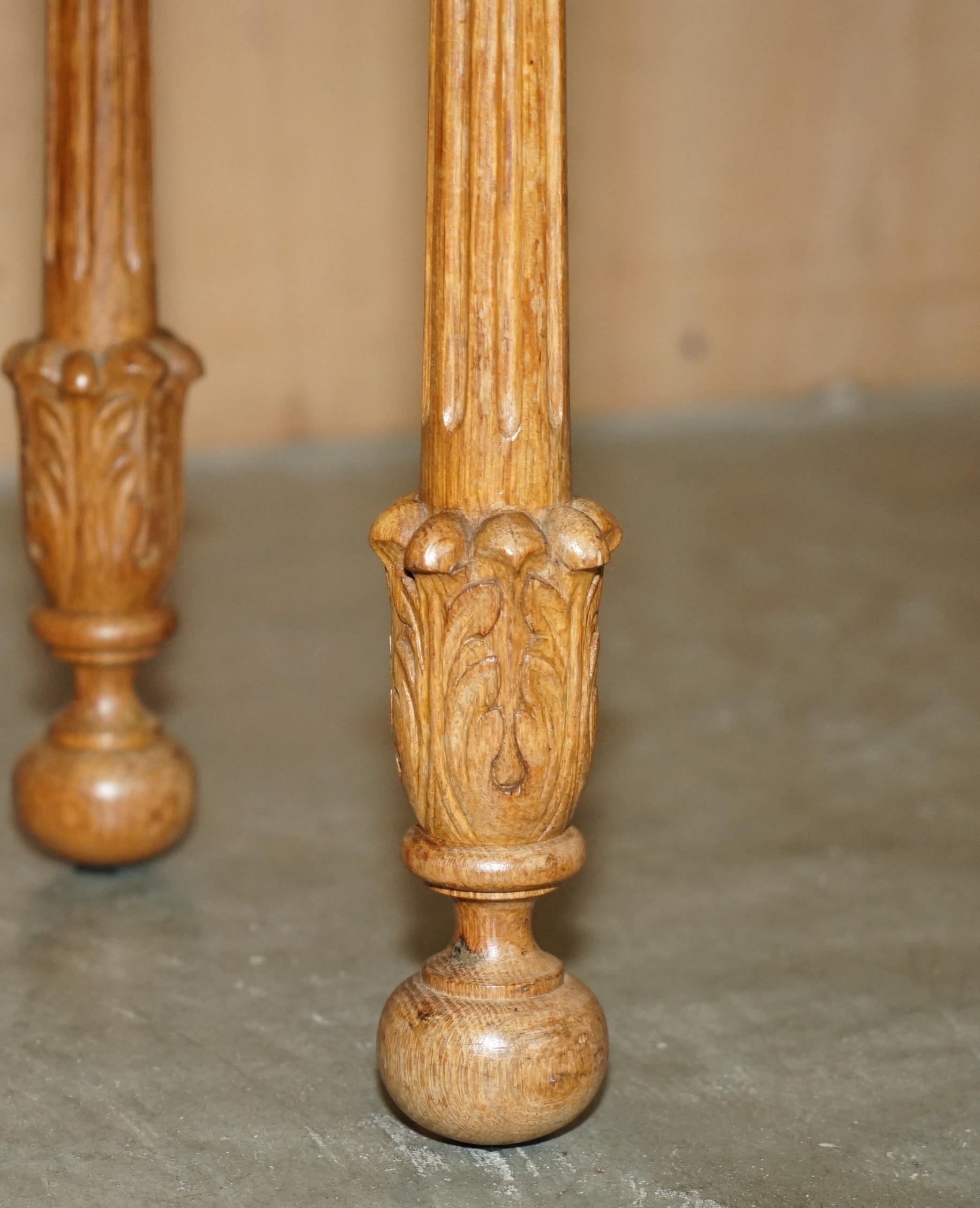 AUSGEZEICHNETES Pärchen HANDGESCHNEIDERTER ENGLISCHER EICHE SEITENLAMPE WEINTABELLEN mit verzahnter Oberfläche im Angebot 1