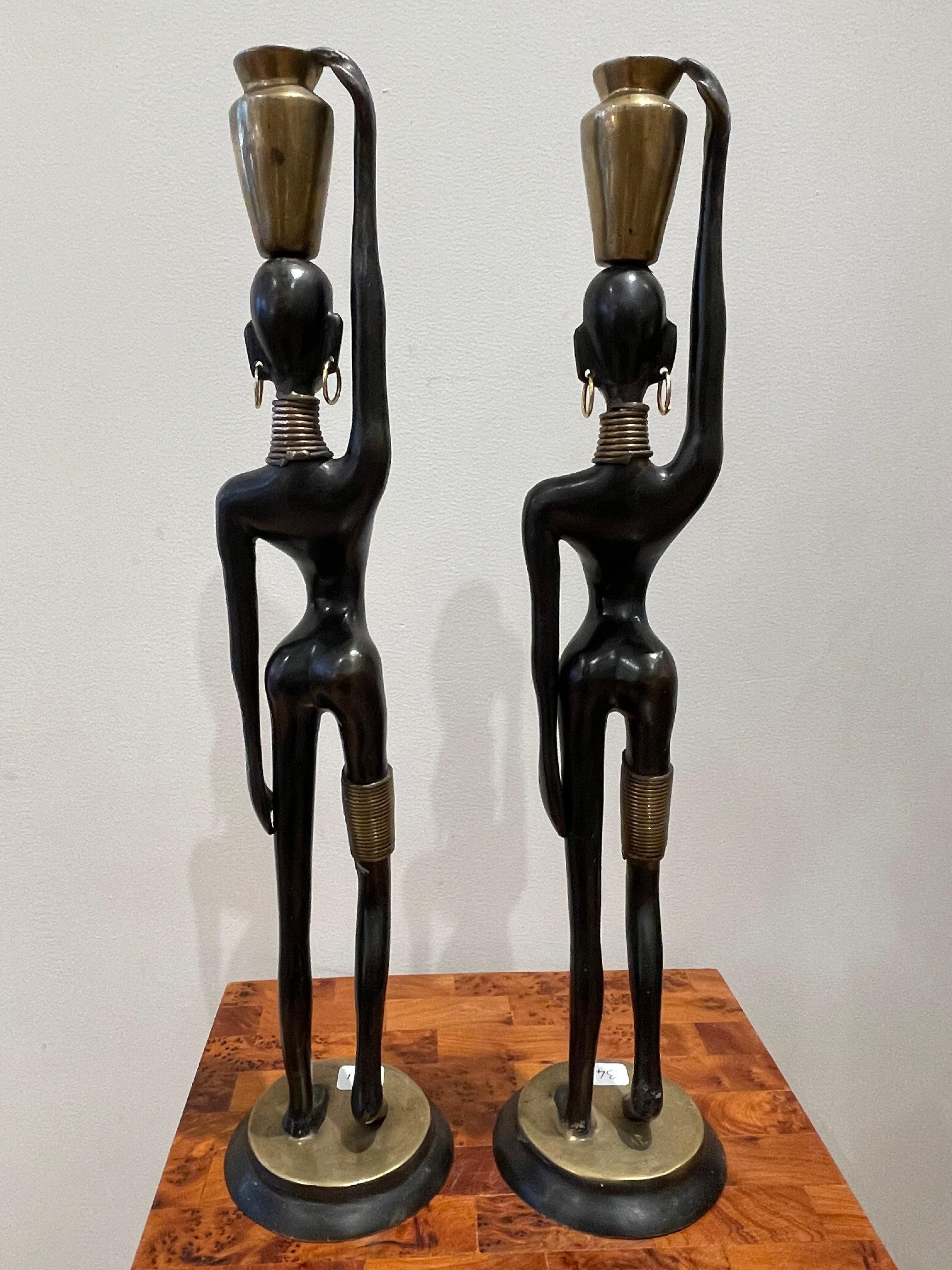 Stunning pair of African lady carrying water, in the style of  Hagenauer 1970 In Good Condition For Sale In Paris, FR