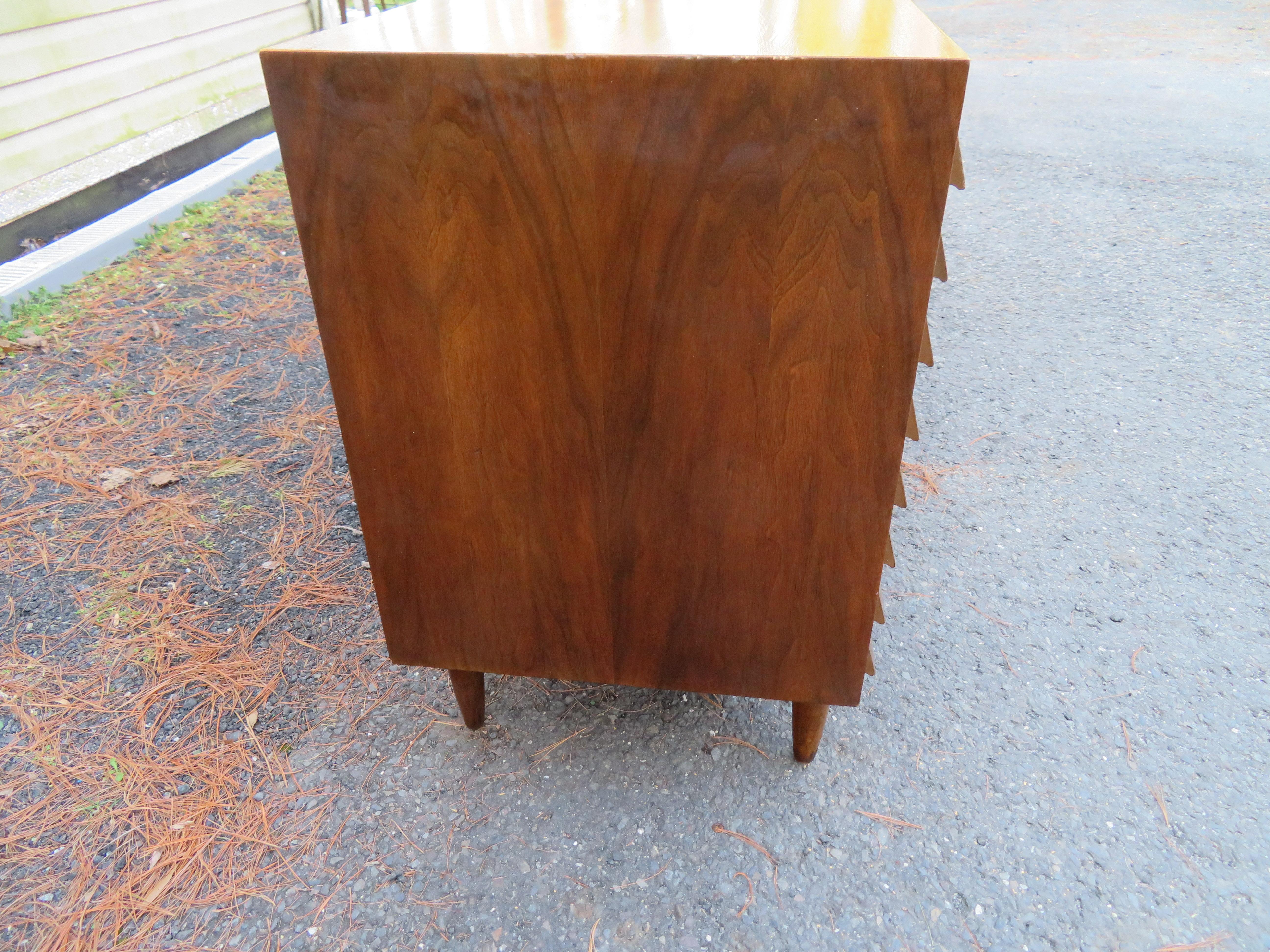 Splendida coppia di cassapanche American of Martinsville, in noce e ottone, con ante a scacchiera in vendita 4