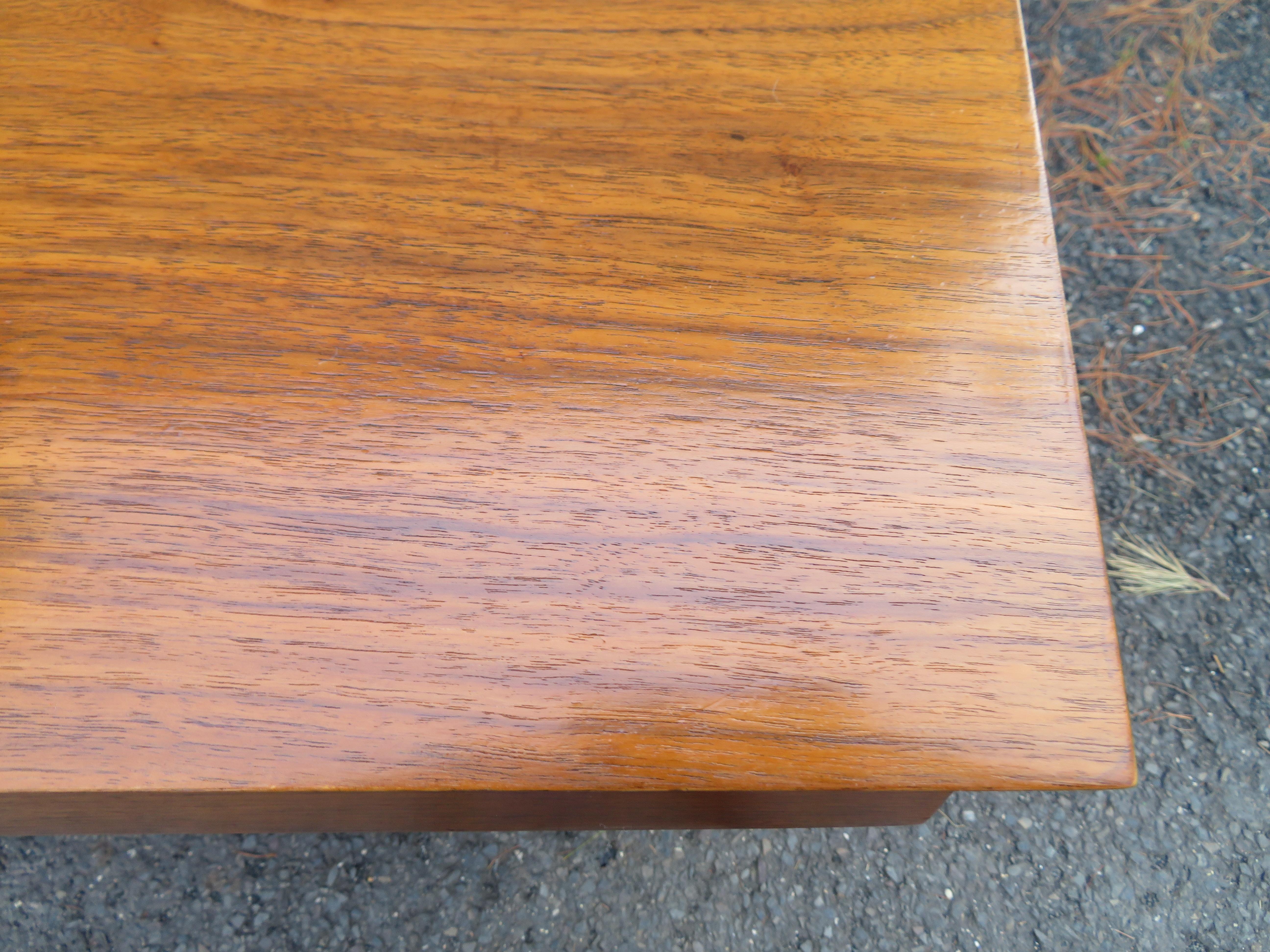 Ottone Splendida coppia di cassapanche American of Martinsville, in noce e ottone, con ante a scacchiera in vendita