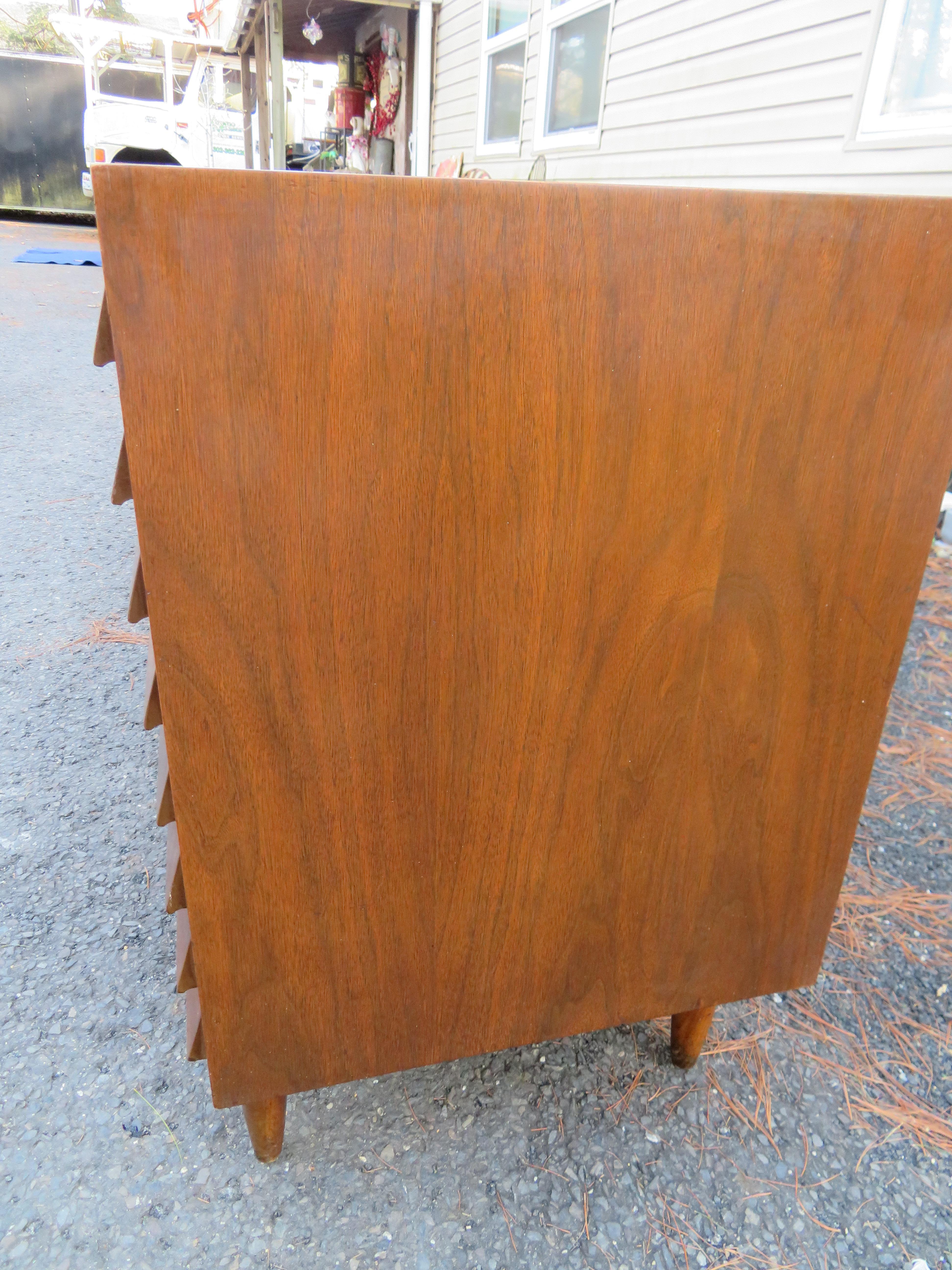 Splendida coppia di cassapanche American of Martinsville, in noce e ottone, con ante a scacchiera in vendita 2