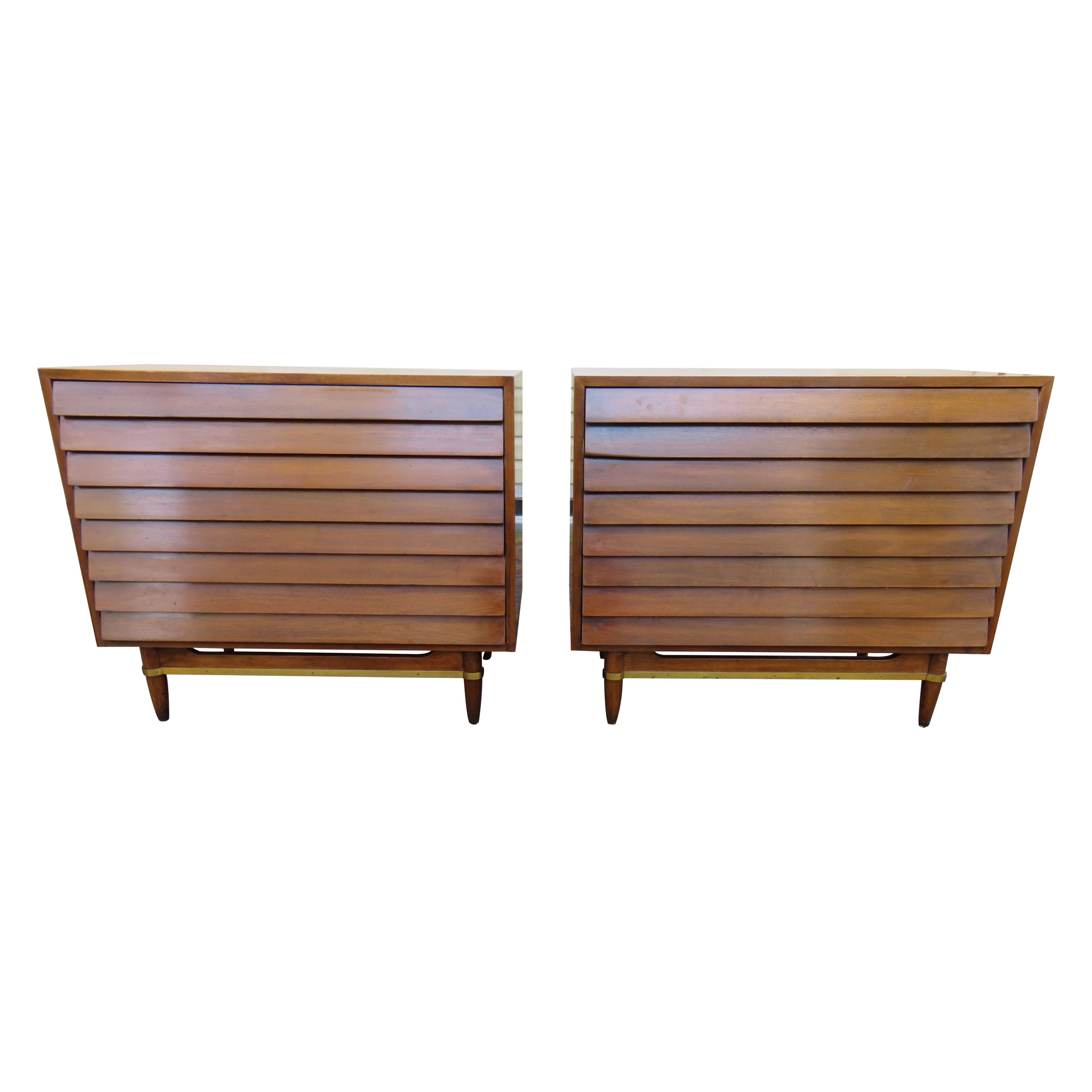 Superbe paire de commodes américaines de Martinsville en noyer et laiton à loupe en vente