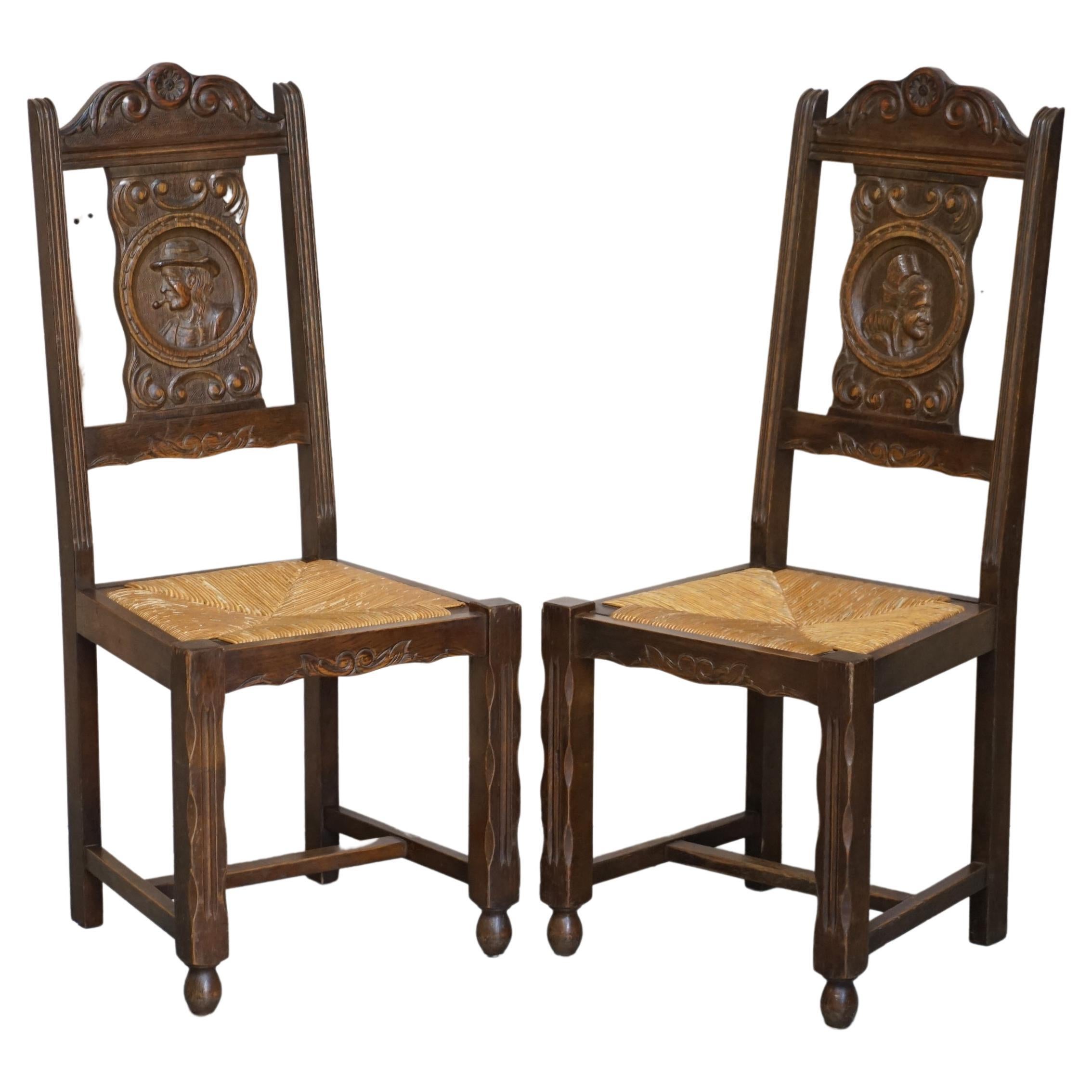 Superbe paire de chaises bretonnes en chêne sculpté à la main et à assise en jonc, datant de 1920.