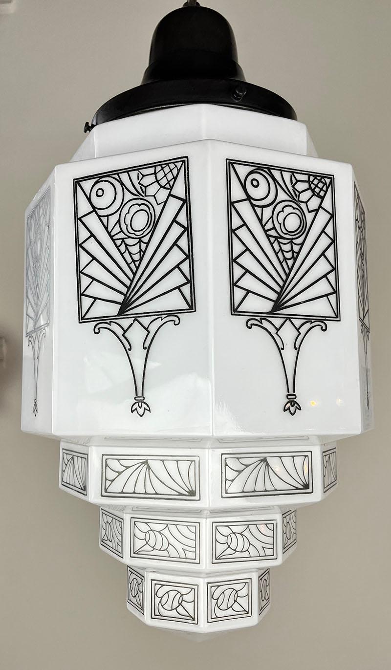 Superbe paire de pendentifs en forme de gratte-ciel de l'Arte Antiques Circa 1930 Art Deco Bon état - En vente à Mississauga, CA