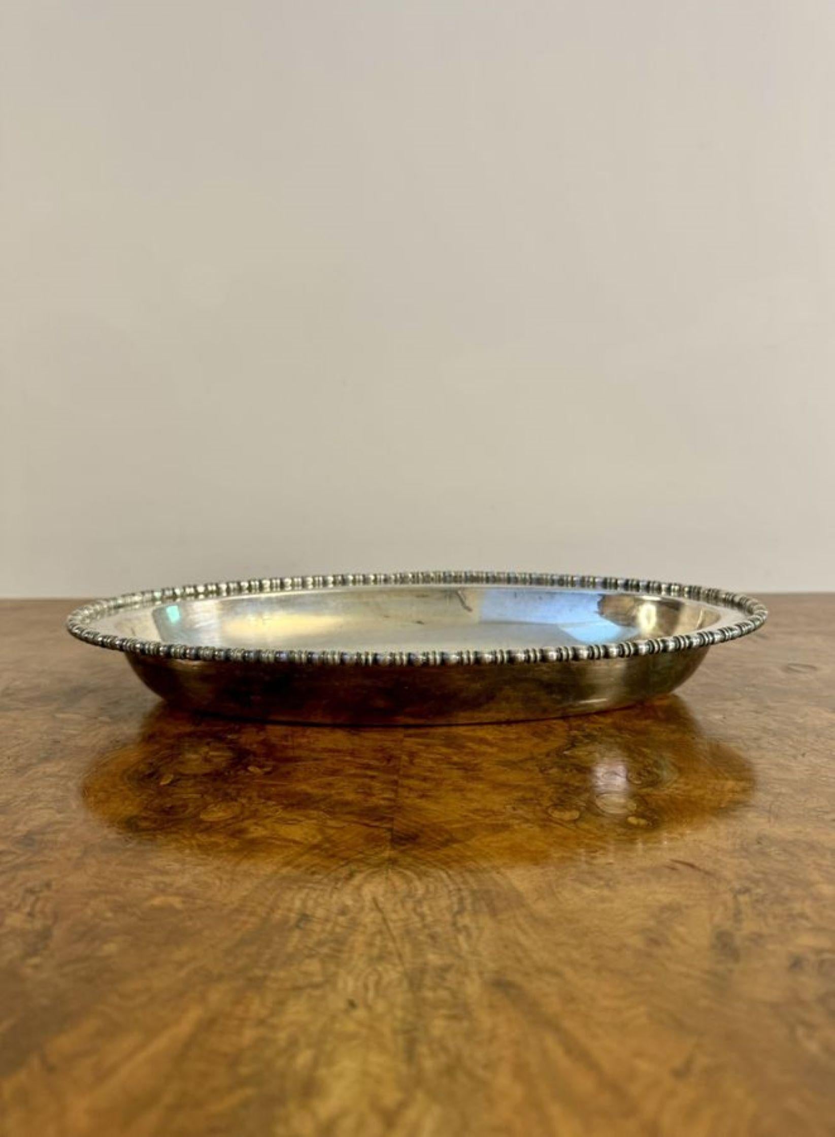 Superbe paire de plats de service anciens en métal argenté de l'époque édouardienne. Il s'agit d'une paire de plats de service anciens en métal argenté de l'époque édouardienne, de forme ovale.

D. 1900