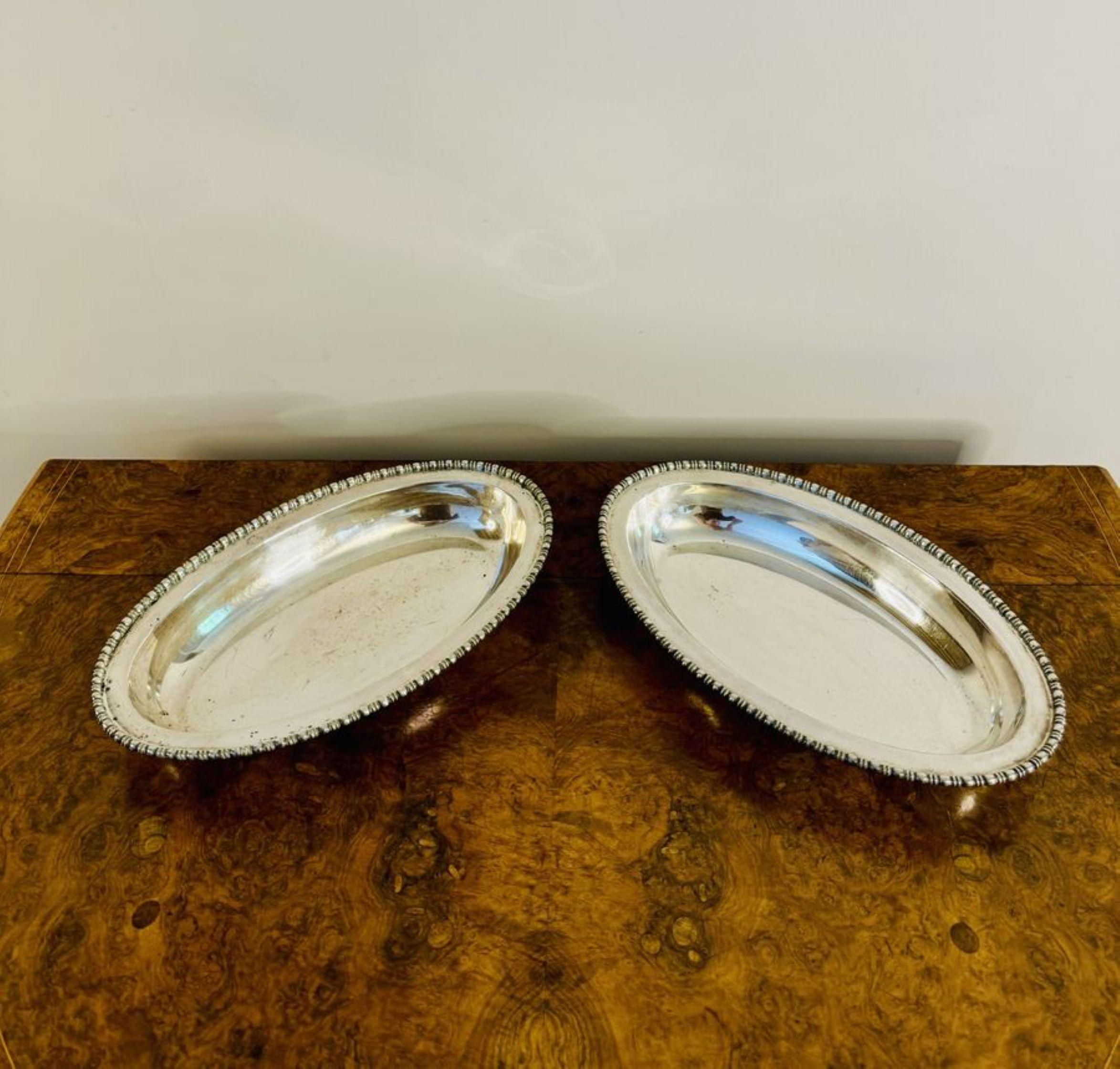 Édouardien Superbe paire de plats de service édouardiens anciens en argent en vente