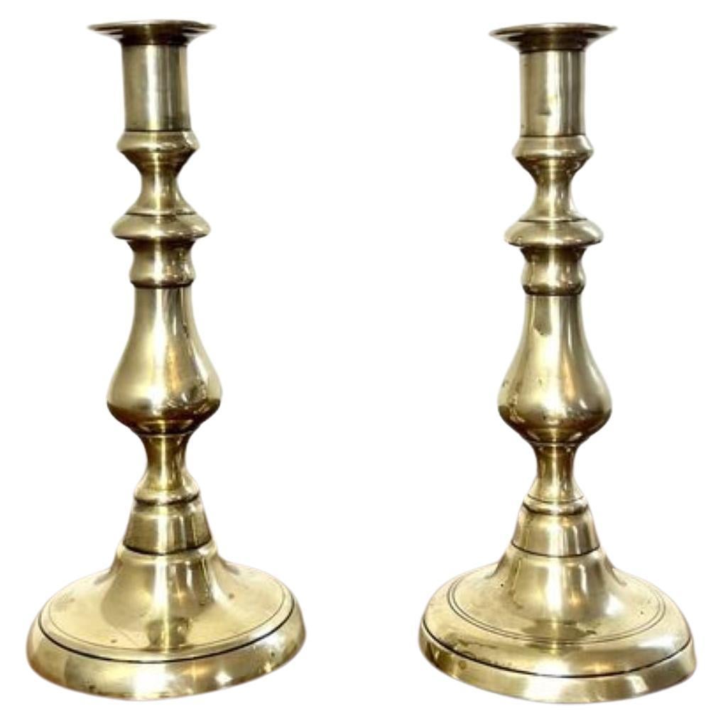 Superbe paire de chandeliers anciens en laiton de l'époque victorienne 