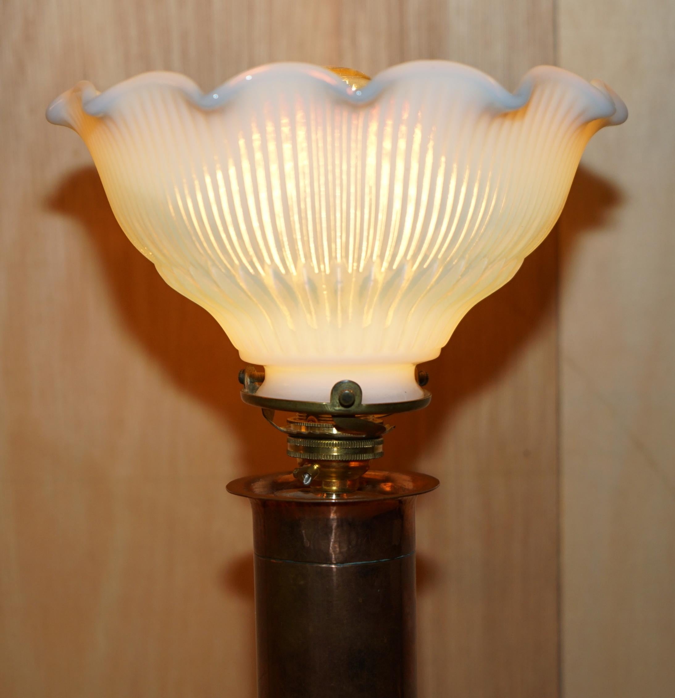STUNNiNG PAIR OF ANTIQUE VICTORIAN BRASS & GLASS OIL LAMPS CONVERTED TABLE LAMPS For Sale 3