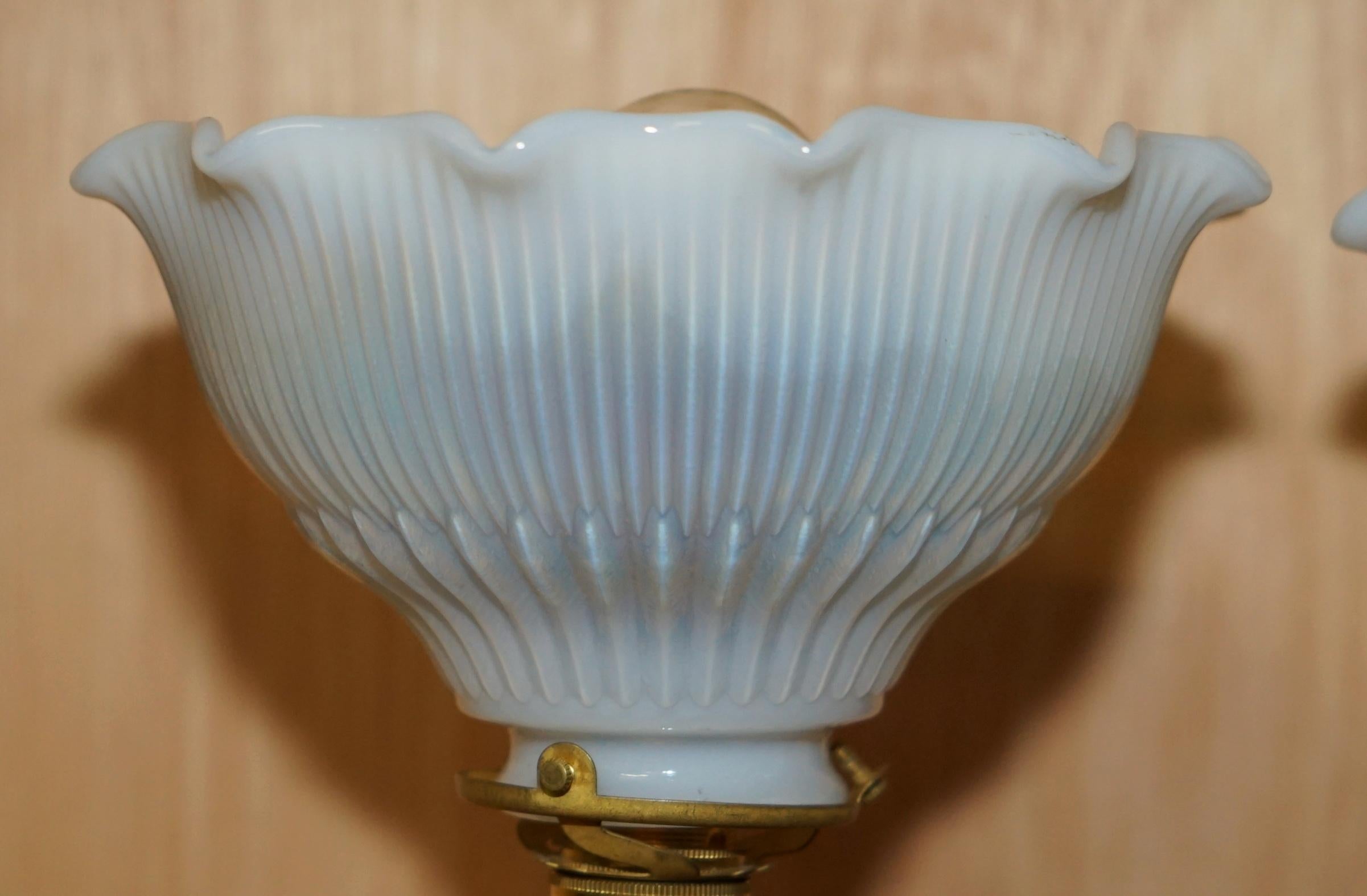 STUNNiNG PAIR OF ANTIQUE VICTORIAN BRASS & GLASS OIL LAMPS CONVERTED TABLE LAMPS For Sale 10