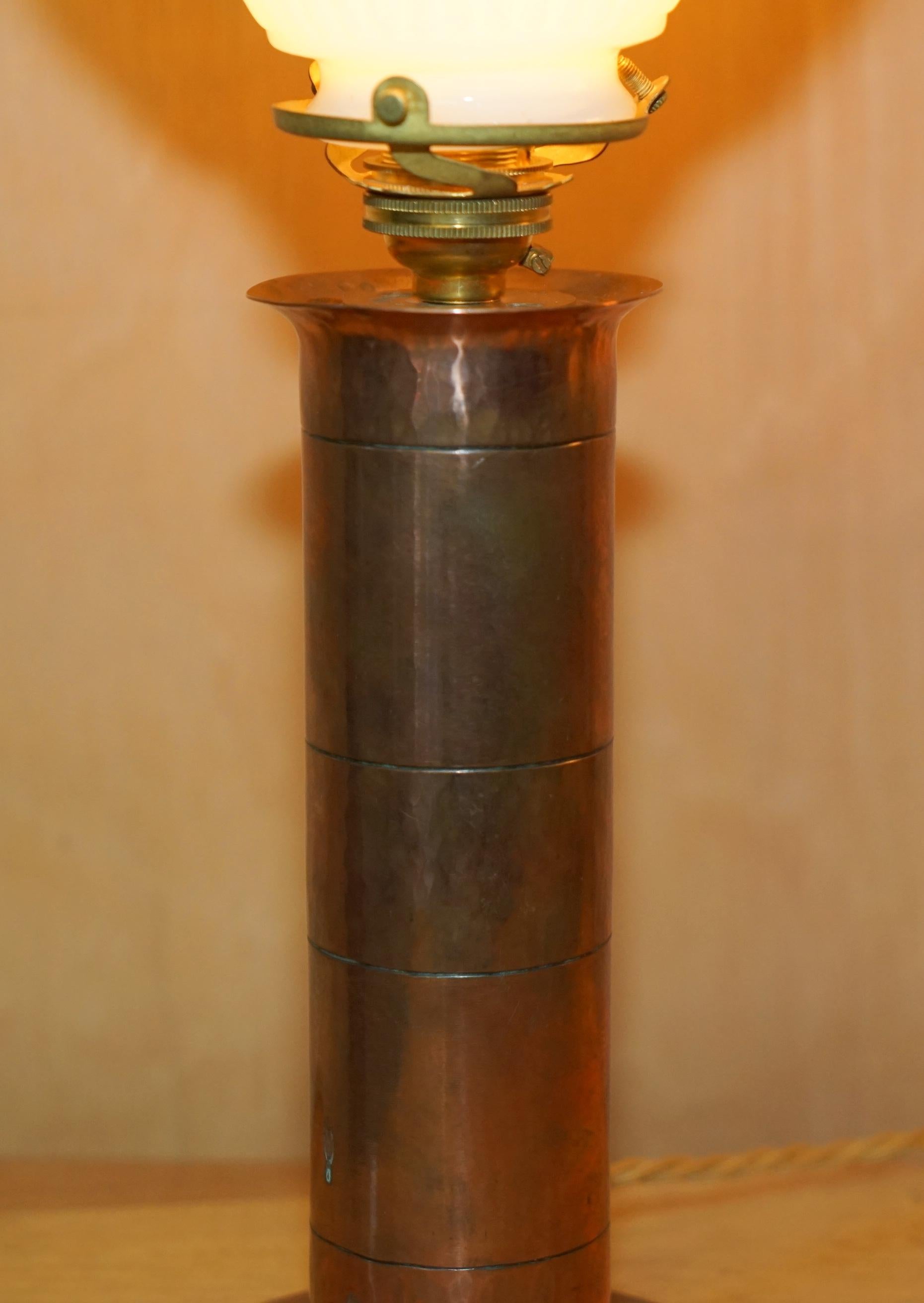 STUNNiNG PAIR OF ANTIQUE VICTORIAN BRASS & GLASS OIL LAMPS CONVERTED TABLE LAMPS In Good Condition For Sale In West Sussex, Pulborough