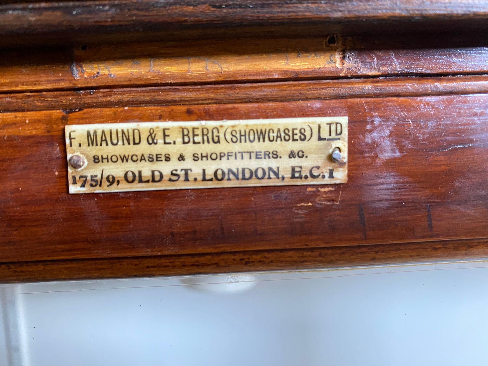 Dieses atemberaubende Paar antiker, restaurierter F Maund & E Berg Showcases LTD aus viktorianischem Mahagoni mit Glasböden und Innenleuchten steht zum Verkauf.

Ein sehr gut verarbeitetes und dekoratives Paar, das eine etwas höher als das andere