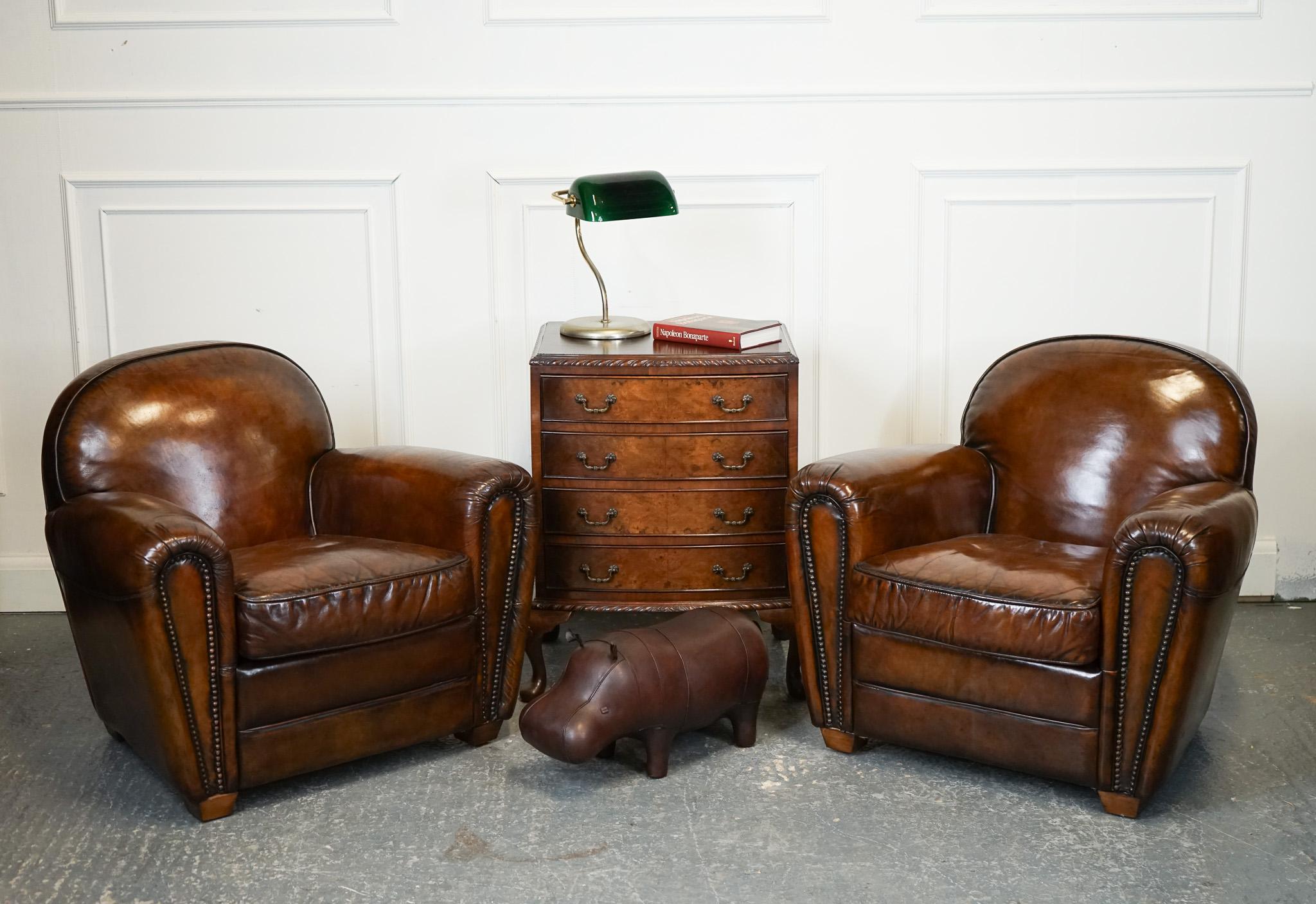 Antiquités de Londres

Nous sommes ravis d'offrir à la vente cette superbe paire de chaises teintes à la main de style art déco.

Cette paire de fauteuils club de style Art déco a subi un processus méticuleux de teinture à la main, selon la