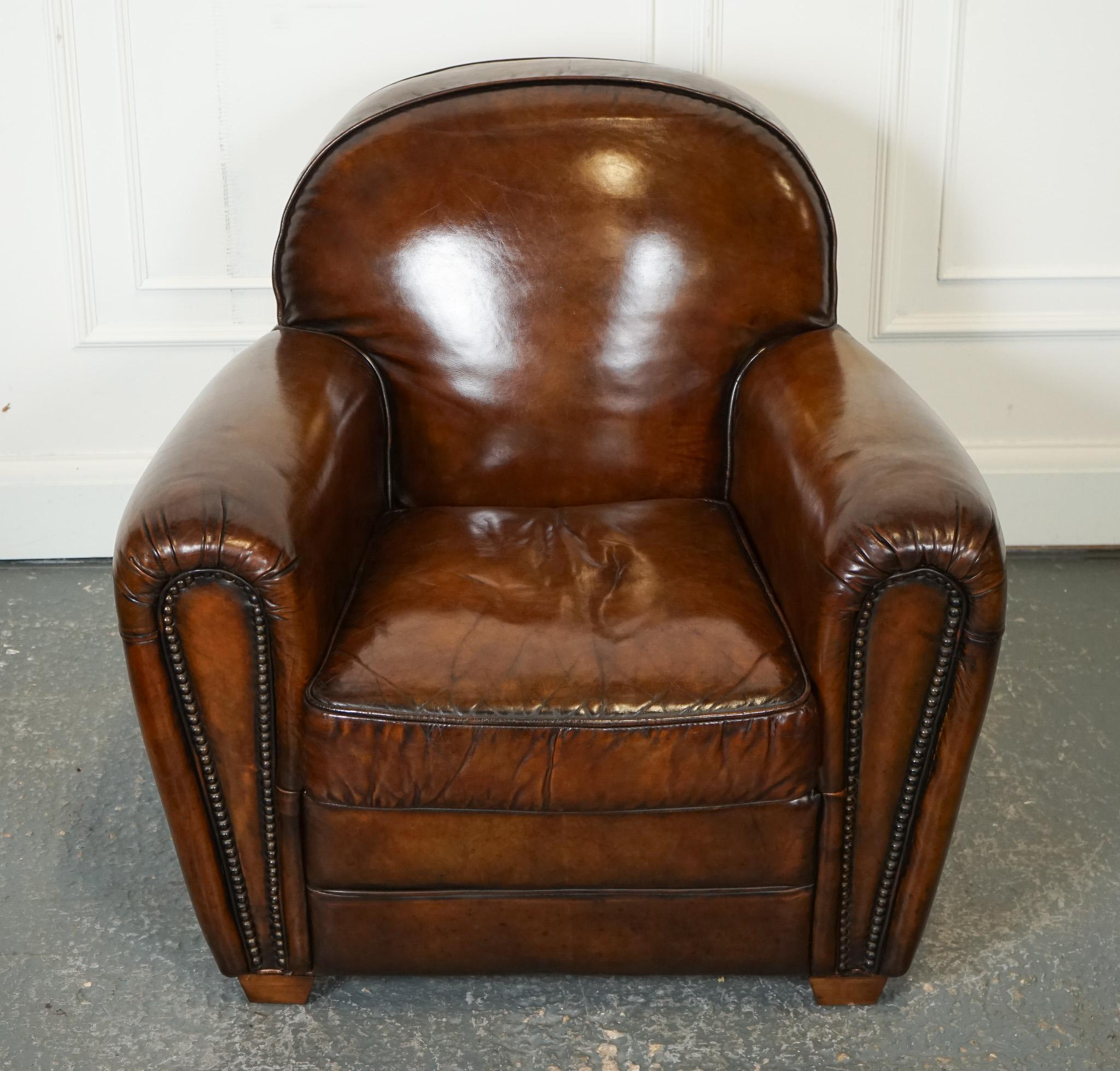 Cuir STUNNING PAIR OF ART DECO STYLE HAND DYED WHISKEY BROWN CLUB ARMCHAIRS en vente