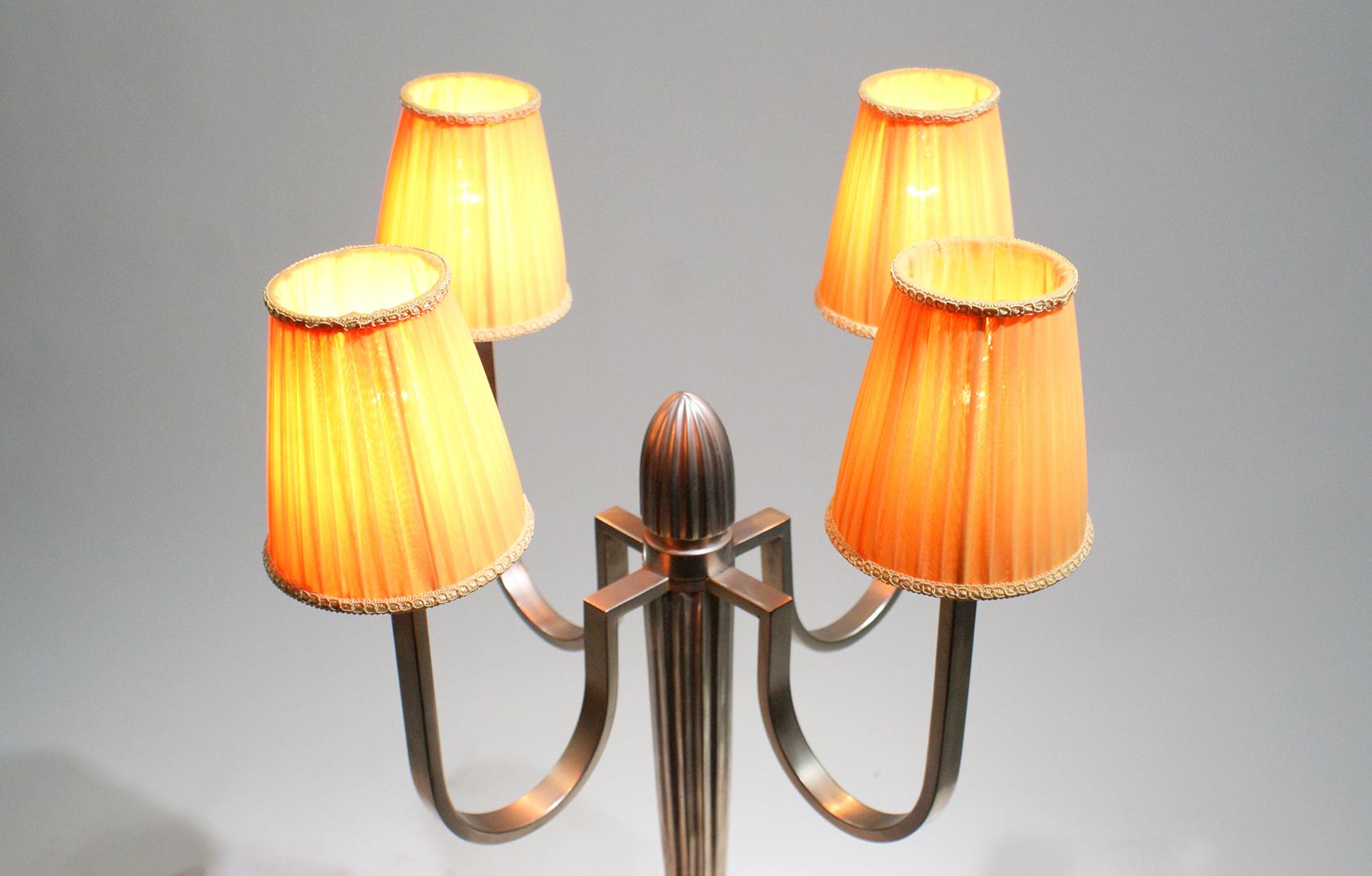 Argenté Superbe paire de lampes de table Art Déco dans le style de J.E Ruhlmann en vente
