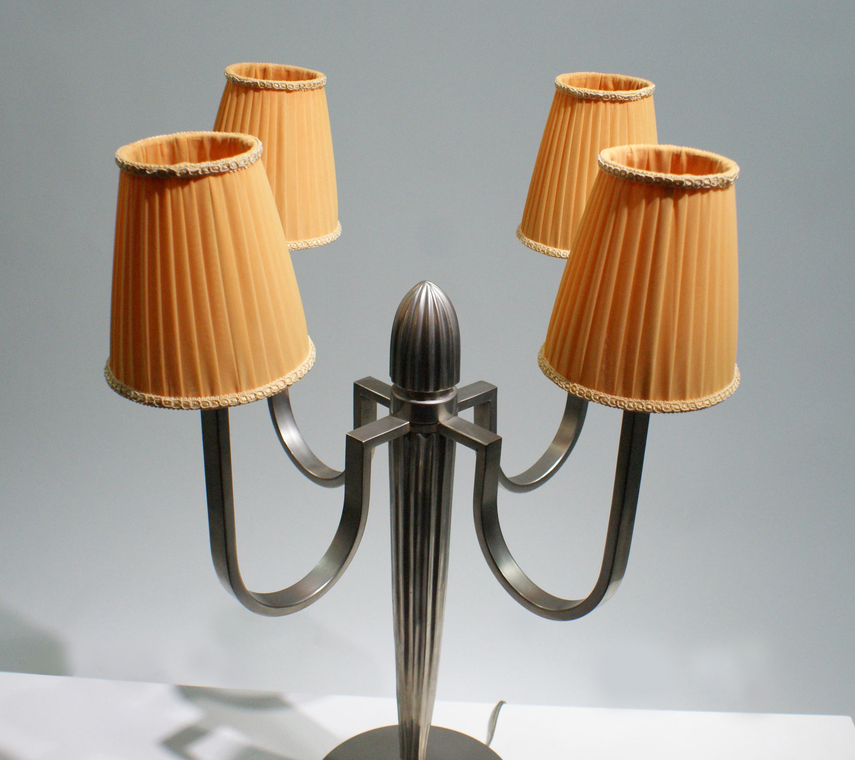 Bronze Superbe paire de lampes de table Art Déco dans le style de J.E Ruhlmann en vente