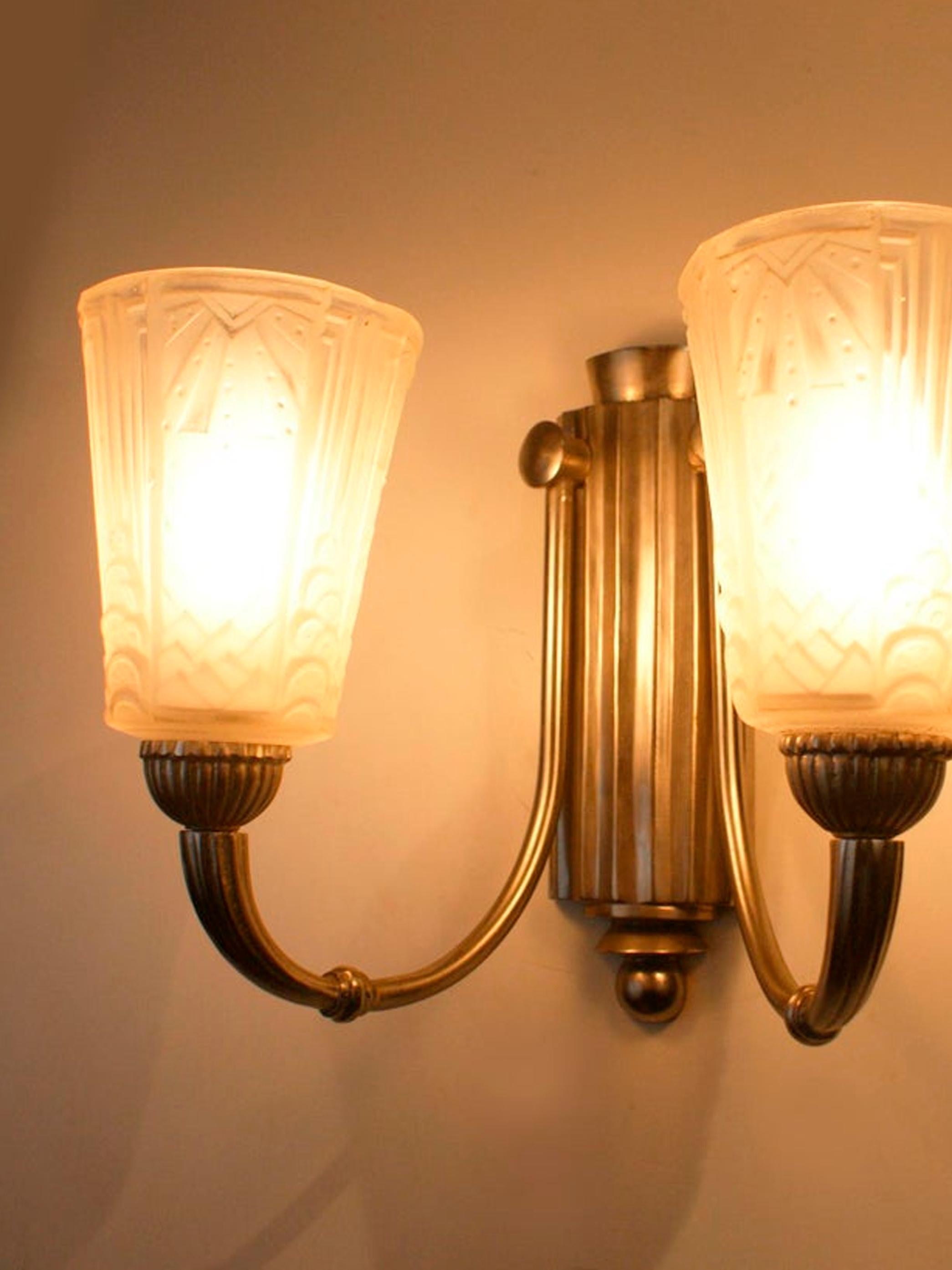 20ième siècle Superbe paire d'appliques murales Art Déco signées 