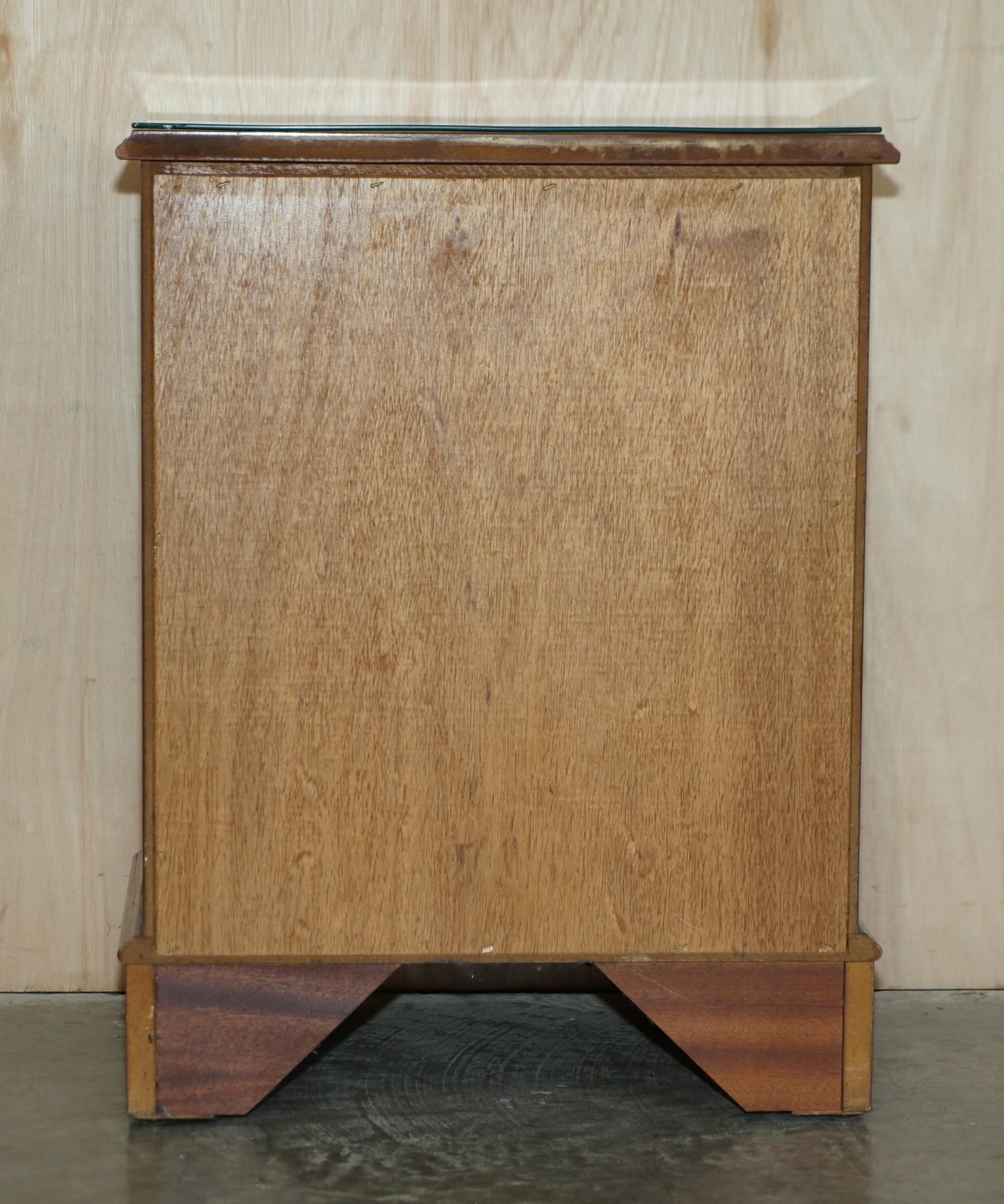 Superbe paire de tiroirs de table d'appoint surdimensionnés en bois d'if avec façade en arc de cercle en vente 7