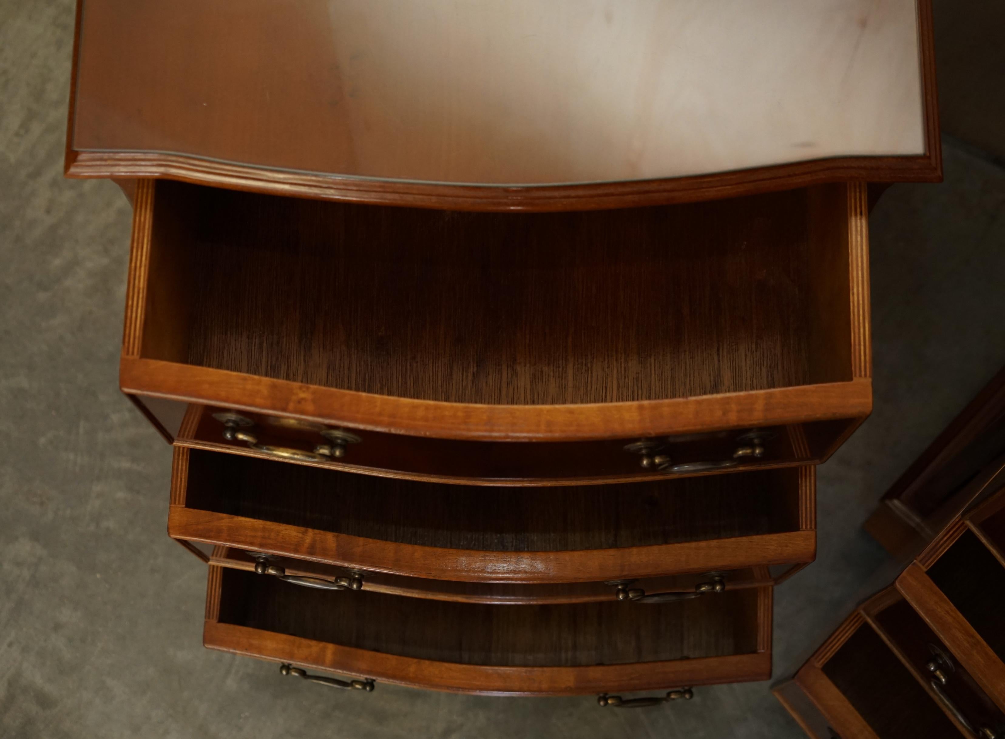 Superbe paire de tiroirs de table d'appoint surdimensionnés en bois d'if avec façade en arc de cercle en vente 12