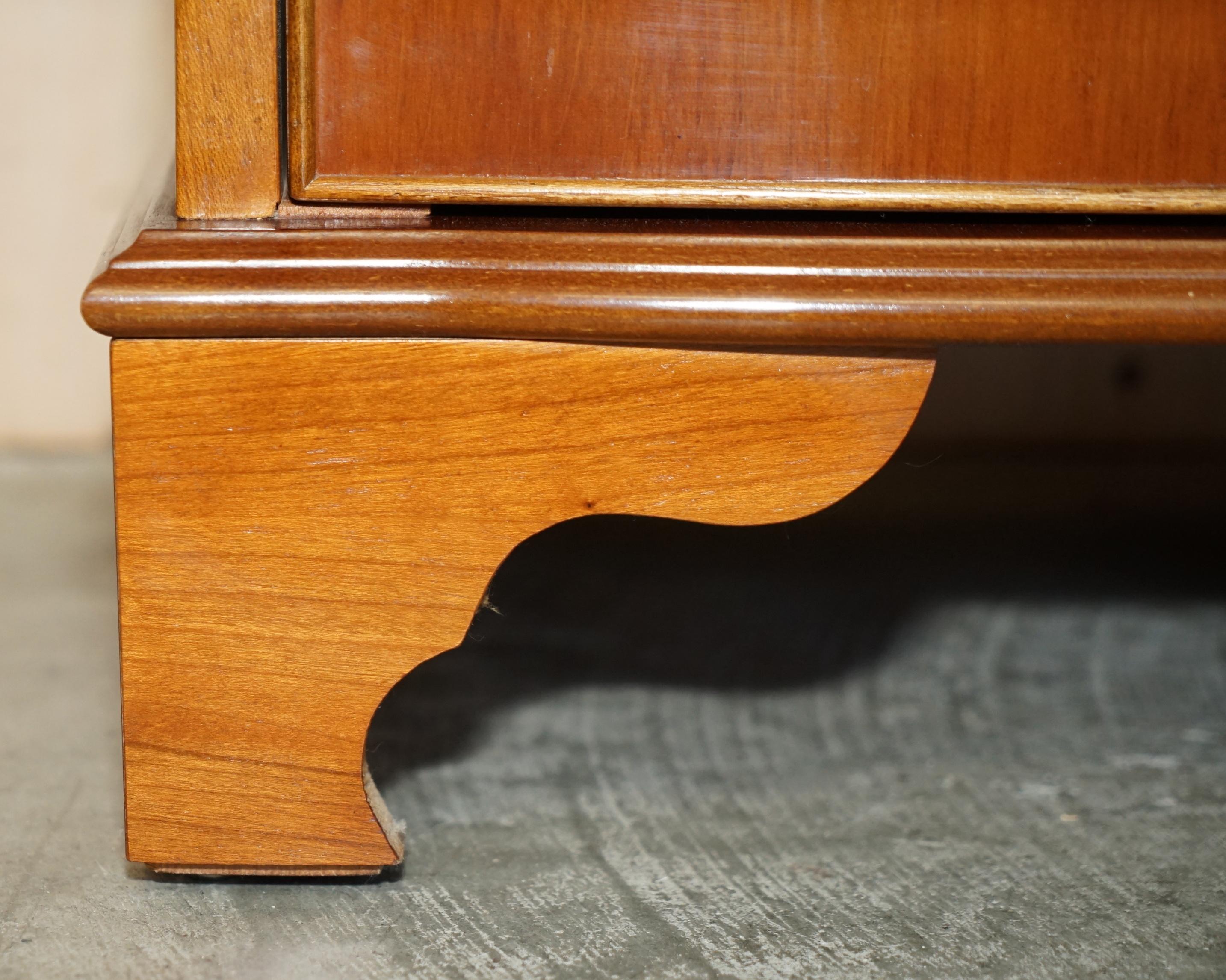 Superbe paire de tiroirs de table d'appoint surdimensionnés en bois d'if avec façade en arc de cercle en vente 1