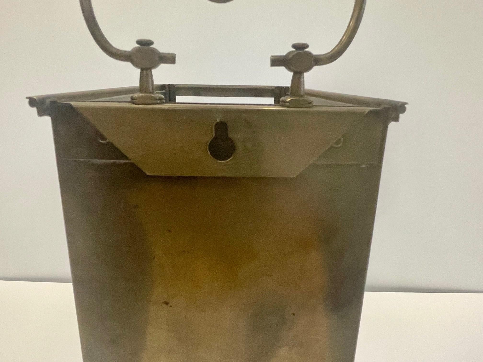 Superbe paire de lanternes en laiton et verre vieilli en vente 5