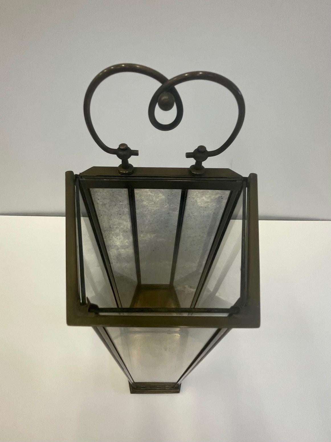 Belle paire de grandes lanternes à bougies en laiton et verre vieilli avec intérieur en miroir.
Beaucoup de caractère et de style.