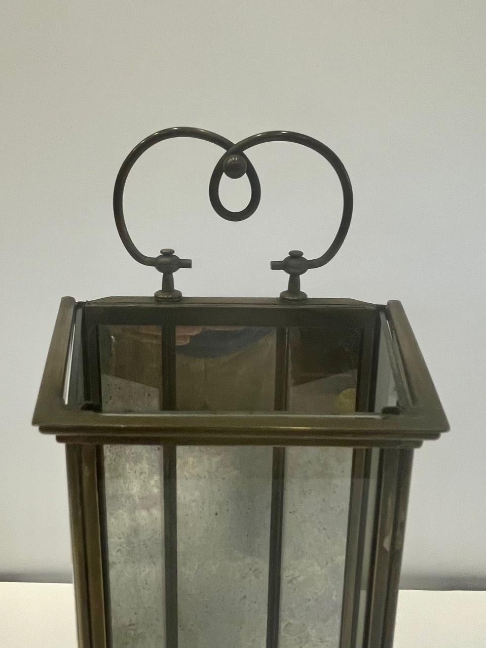 Laiton Superbe paire de lanternes en laiton et verre vieilli en vente