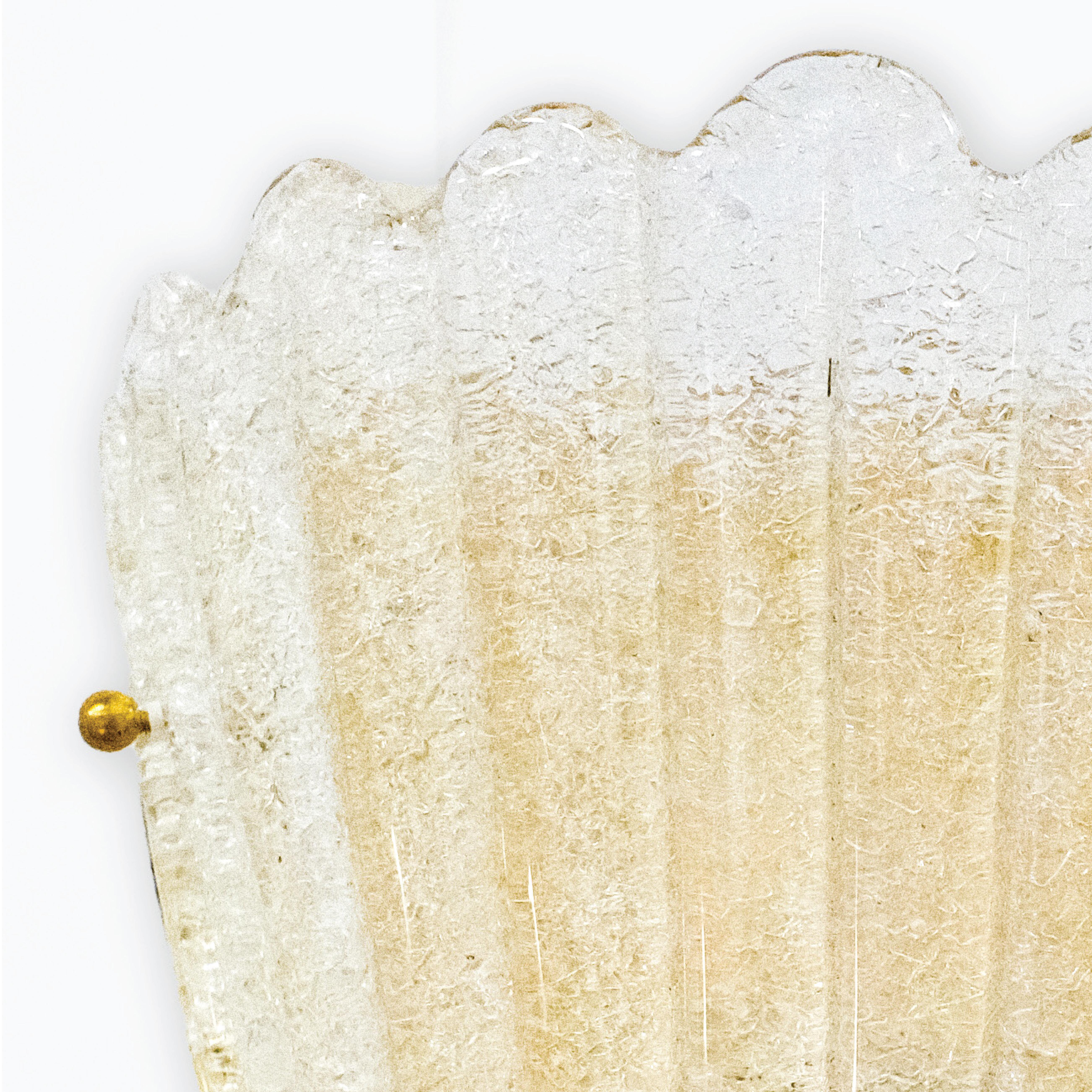 Per chi è incantato dal fascino delle acque del Mediterraneo e dall'arte senza tempo dei vetrai italiani, questa classica applique di Murano a forma di conchiglia è un tesoro luminoso. Realizzata con la delicata tecnica della Piastra Rugiada, ogni