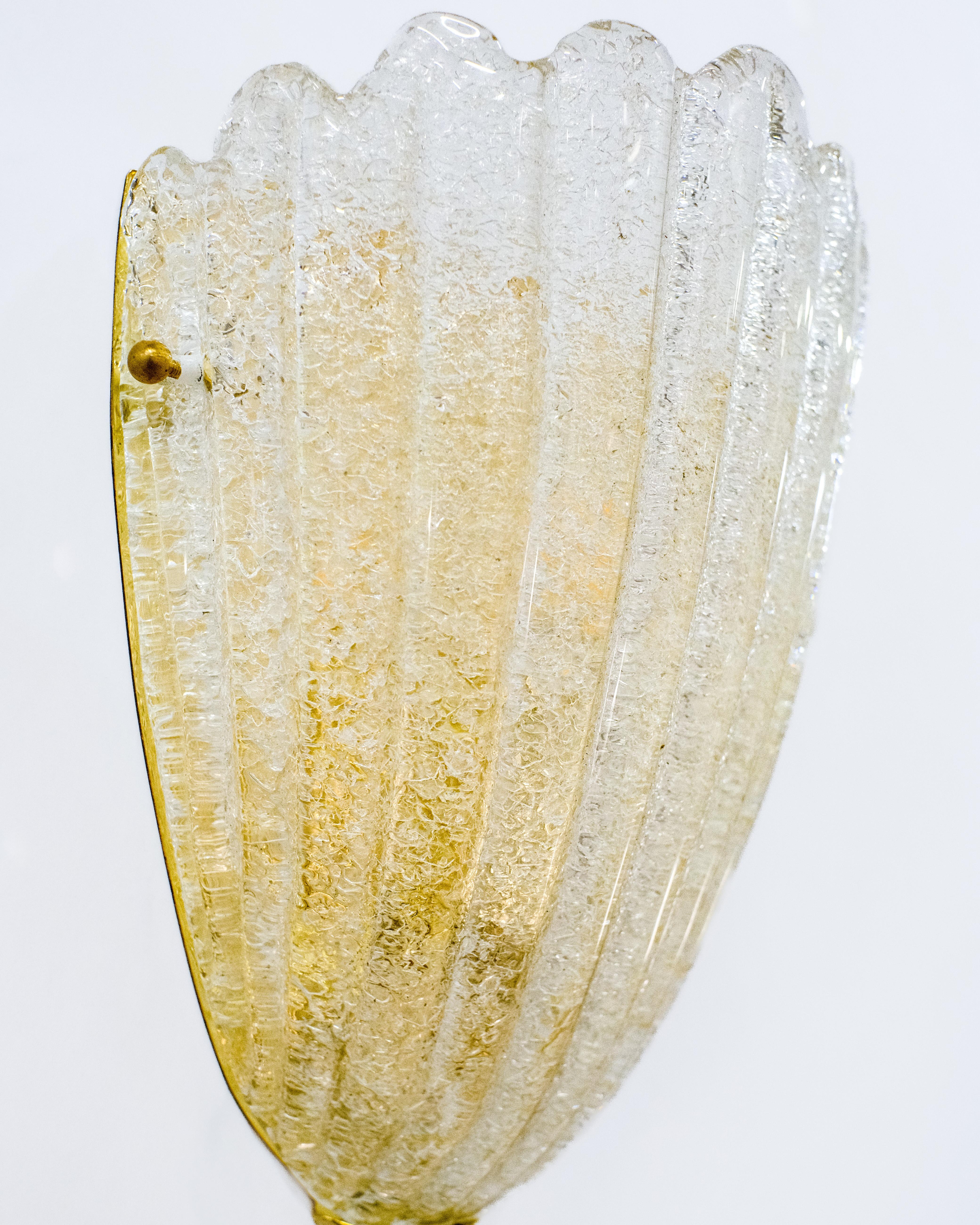 Italiano Splendida coppia di lampade a conchiglia in ottone e vetro di Murano in vendita