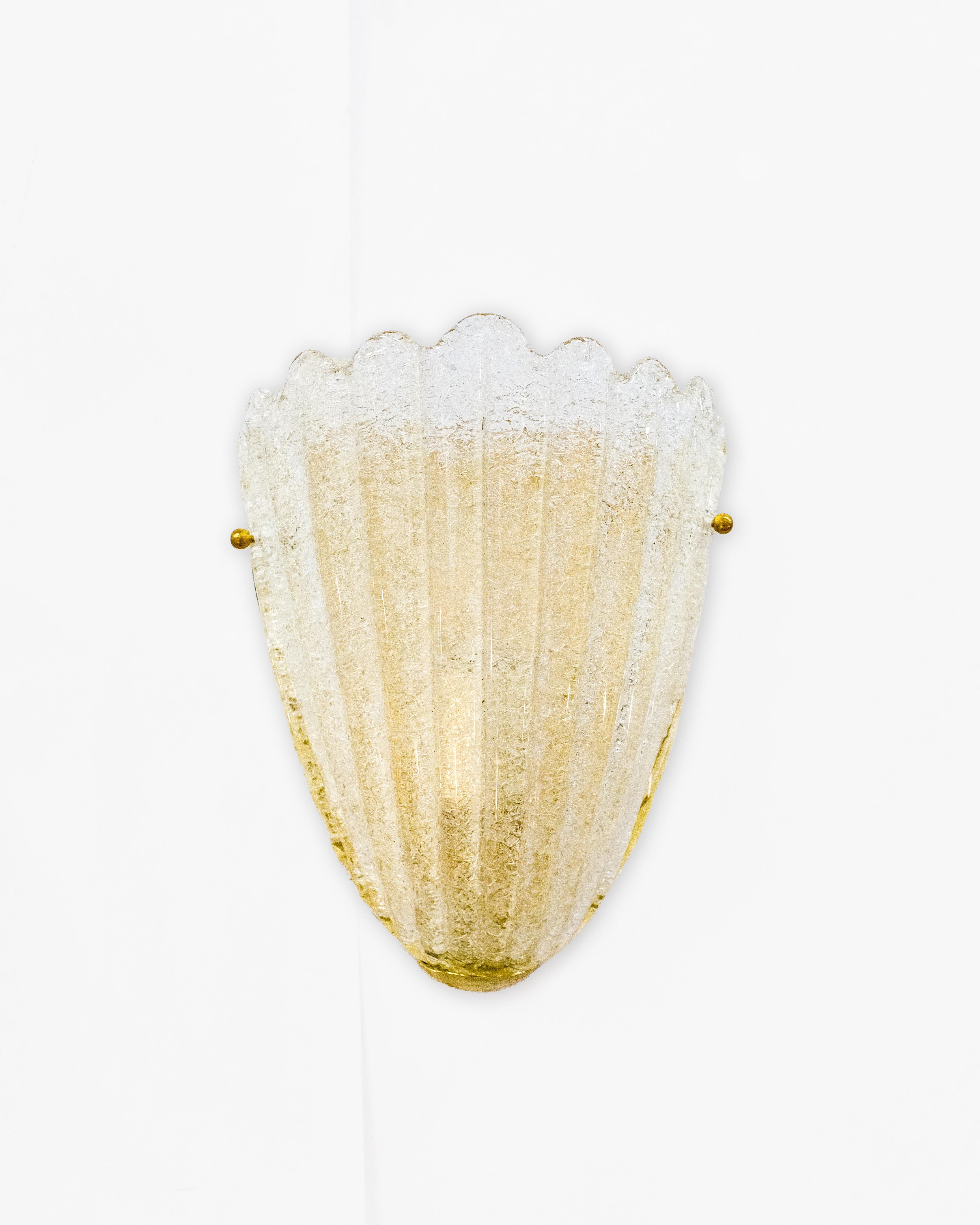 Fatto a mano Splendida coppia di lampade a conchiglia in ottone e vetro di Murano in vendita