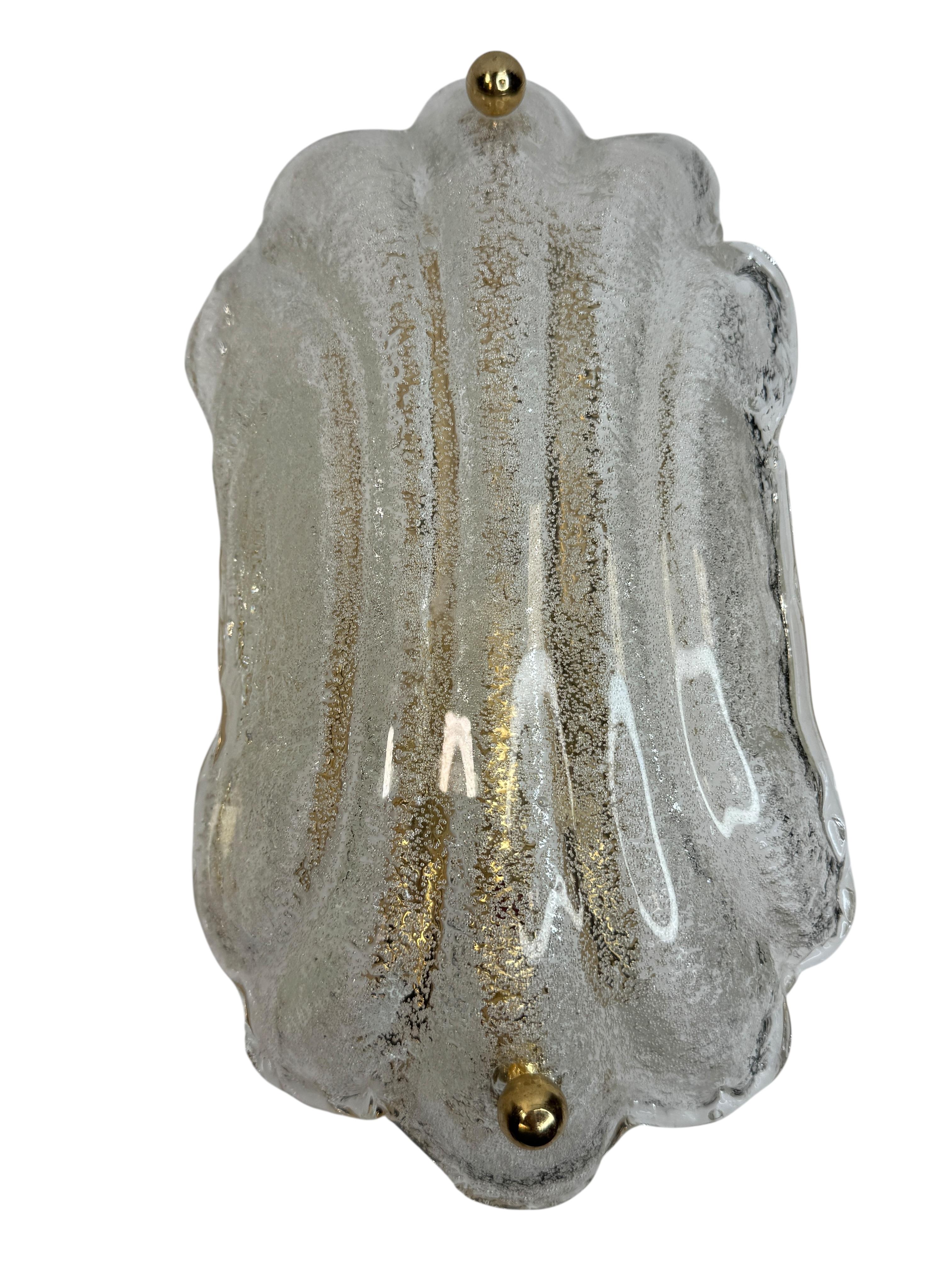 Incredibile applique Shell in vetro di Murano della metà del secolo scorso, con fissaggio in ottone. Questo meraviglioso pezzo è stato disegnato in Italia negli anni '1980.
Una luce straordinaria che diventerà il punto focale di un soggiorno o di