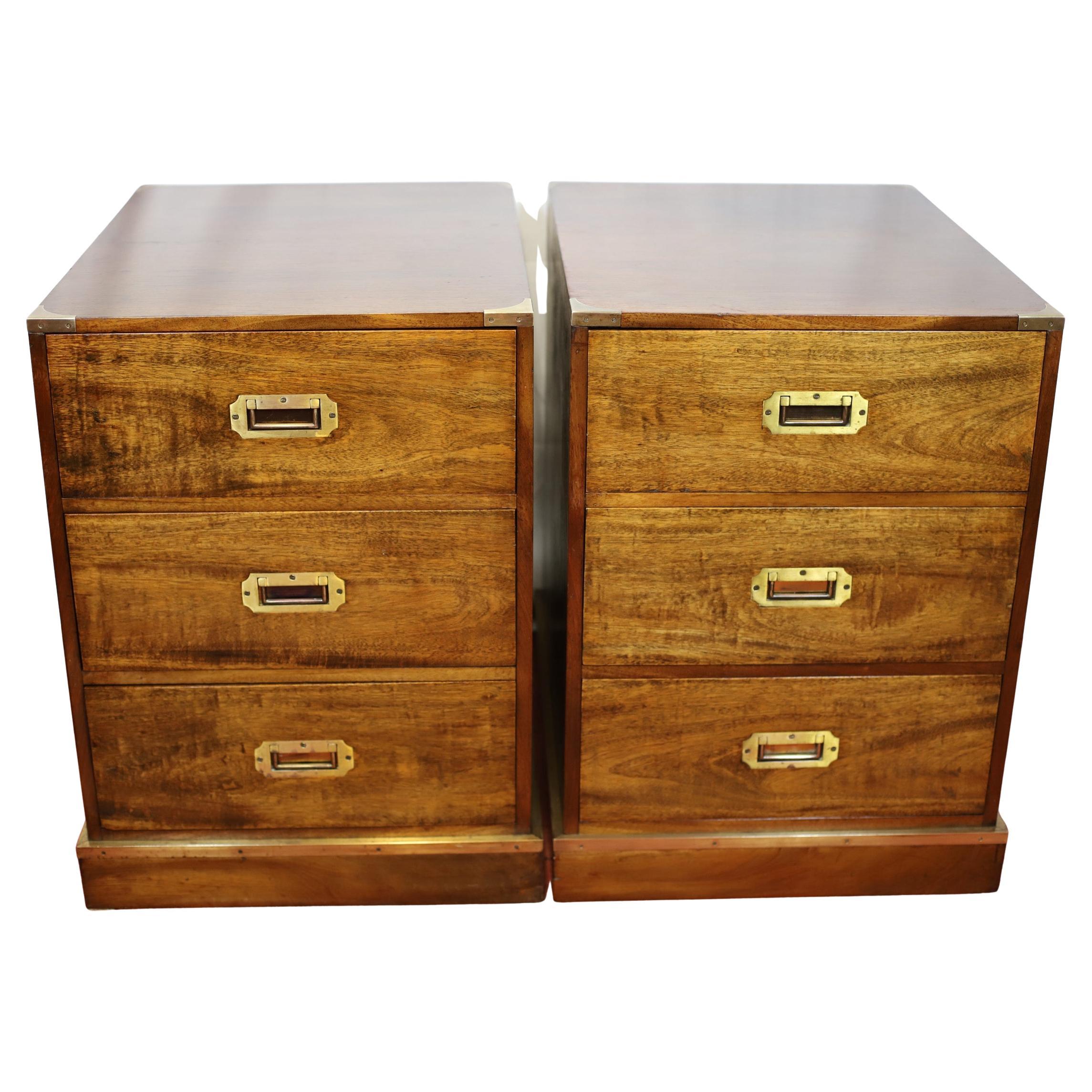 Stupefacente coppia di cassettiere in stile Campaigner con rilegatura in ottone