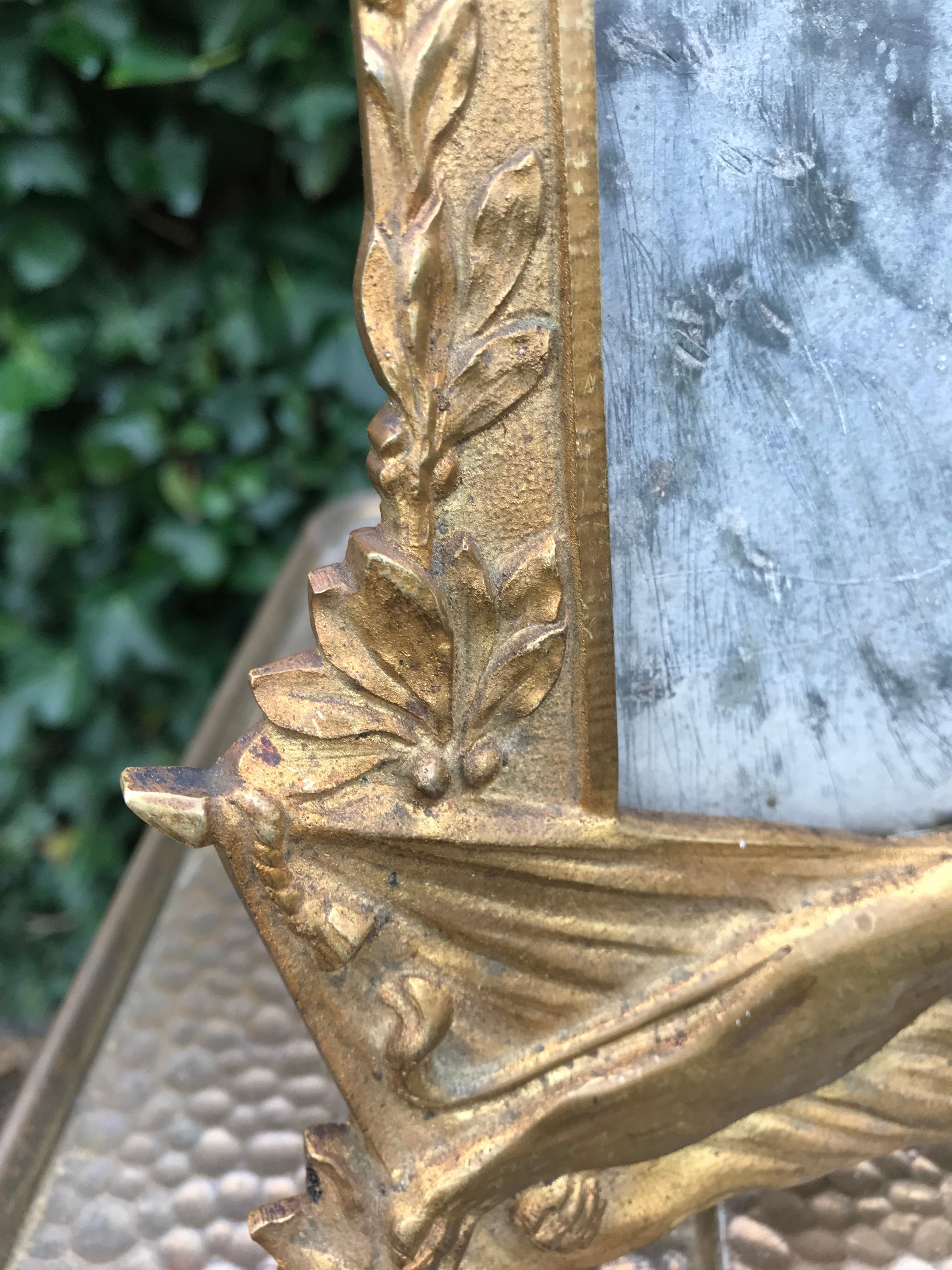 Impresionante pareja de marcos de mesa de bronce con esculturas de leones y coronas reales en venta 5
