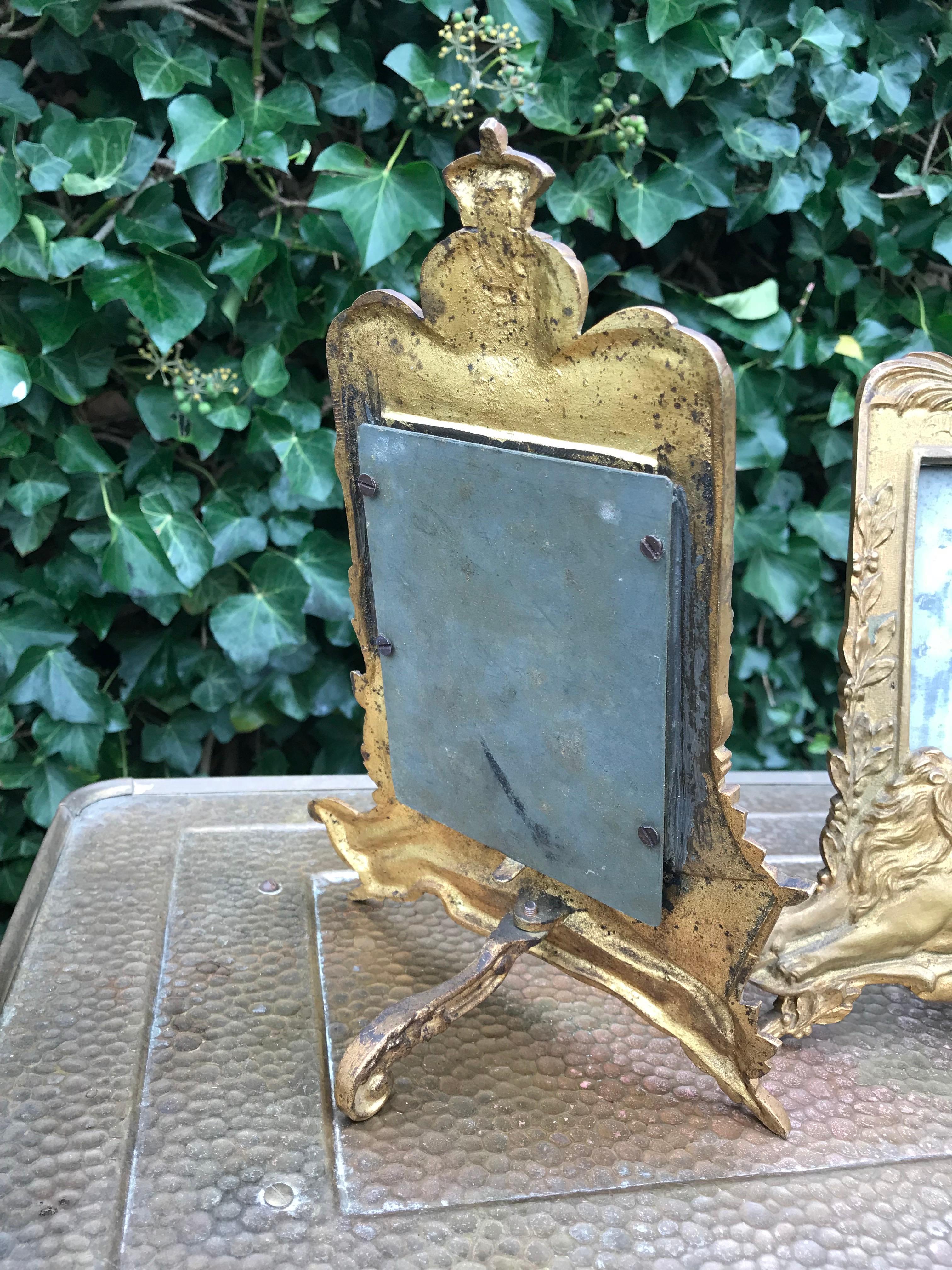 Impresionante pareja de marcos de mesa de bronce con esculturas de leones y coronas reales en venta 6
