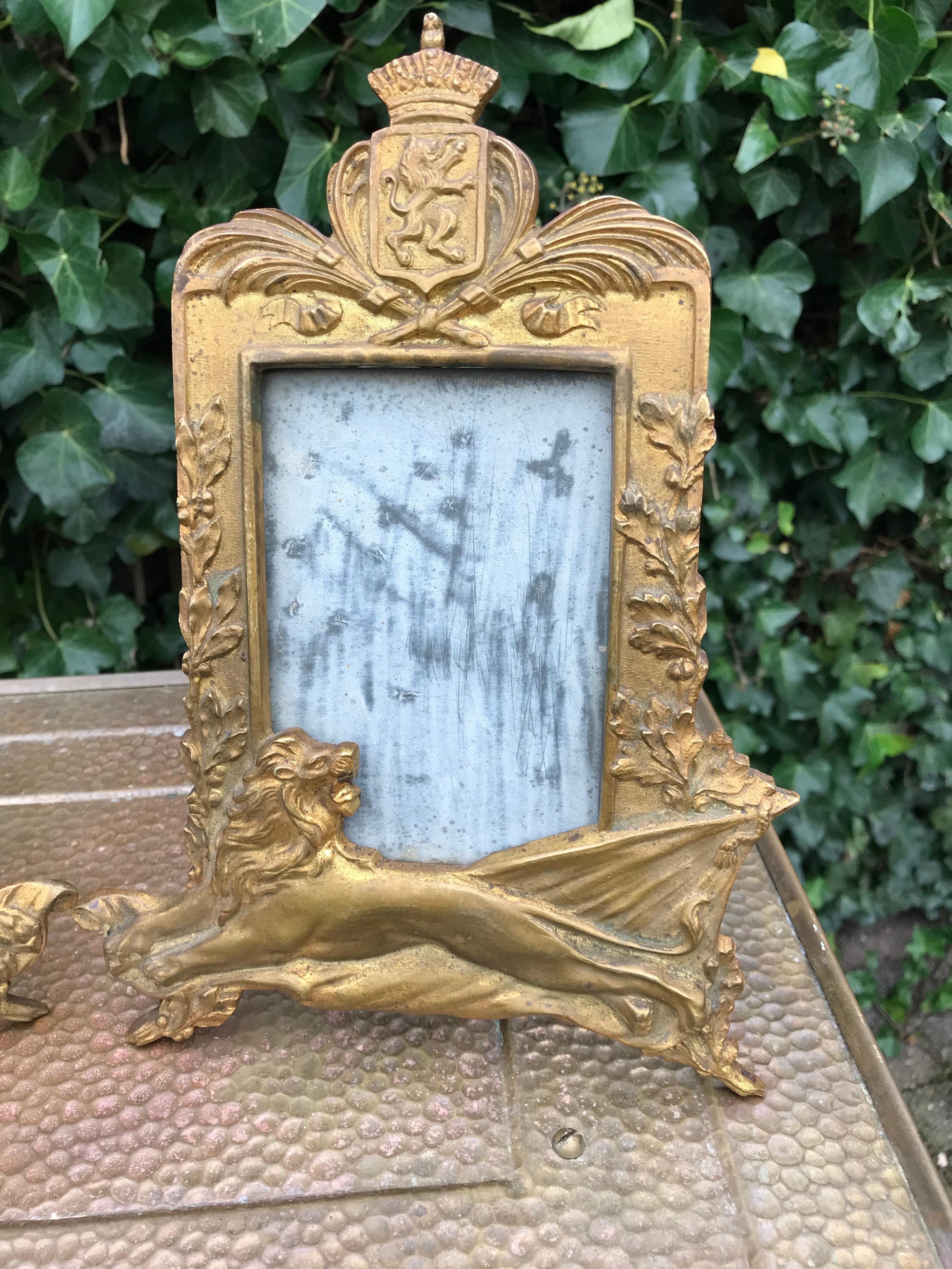 Raro y artístico par de marcos para cuadros de bronce dorado.

Si eres un entusiasta de las antigüedades y además te gusta contemplar a la bestia más majestuosa del reino animal, te encantará este par de marcos de fotos artesanales. Son realmente
