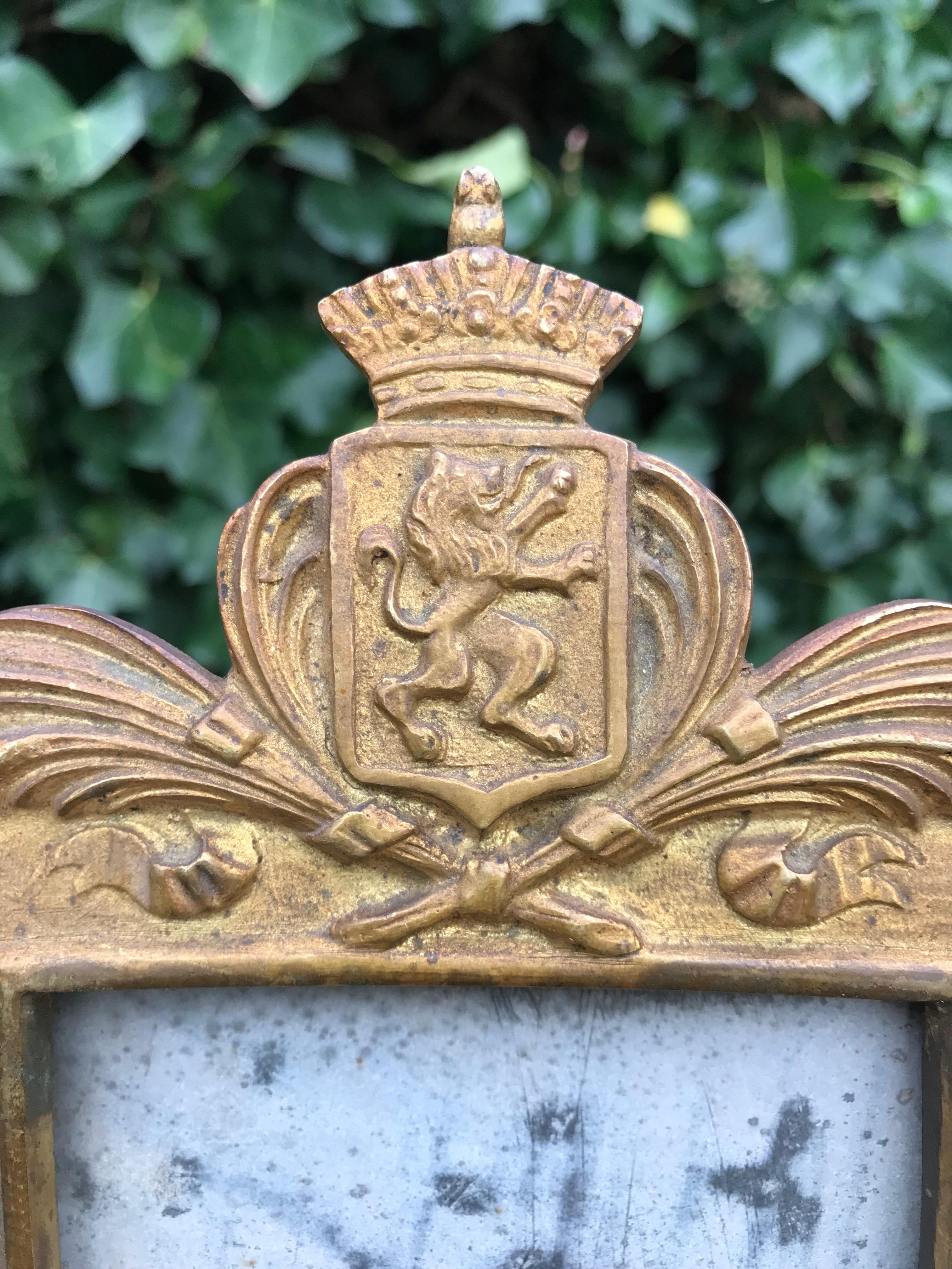 Impresionante pareja de marcos de mesa de bronce con esculturas de leones y coronas reales Renacimiento neoclásico en venta