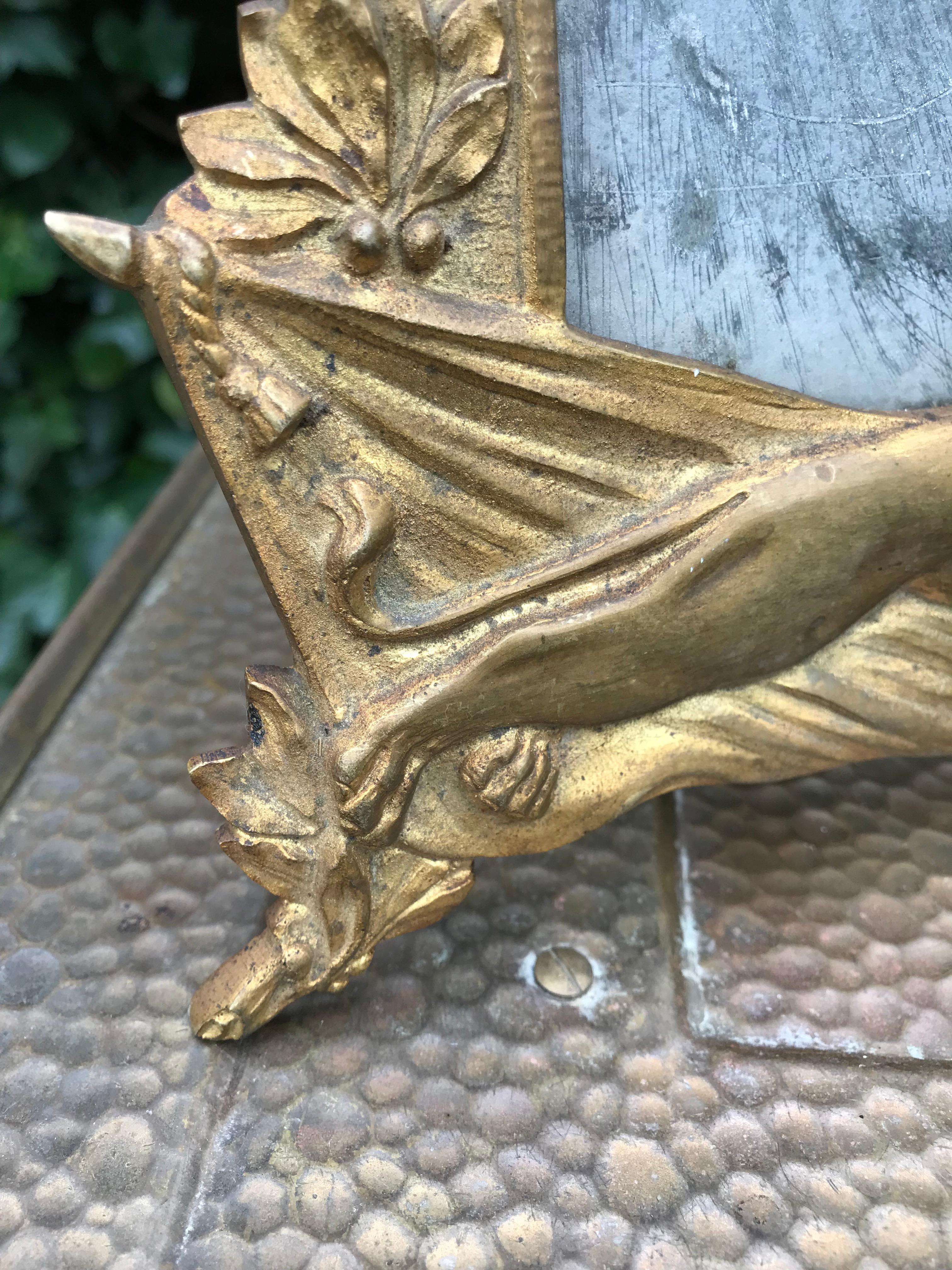 Français Superbe paire de cadres de table en bronze avec sculptures de lion et couronnes royales en vente