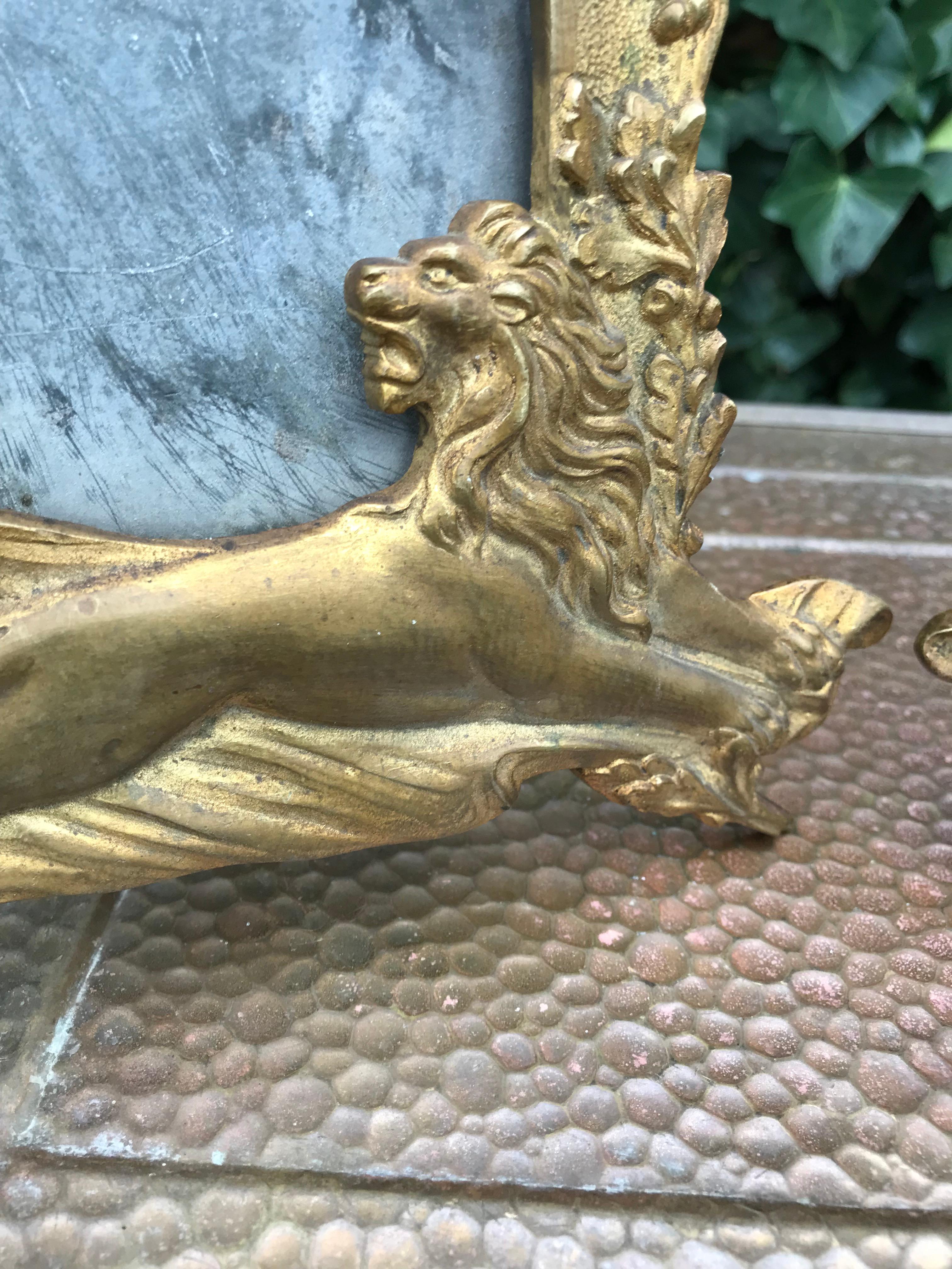 Atemberaubendes Paar Bronze-Tisch-Bilderrahmen mit Löwen-Skulpturen und königlichen Kronen (Handgefertigt) im Angebot