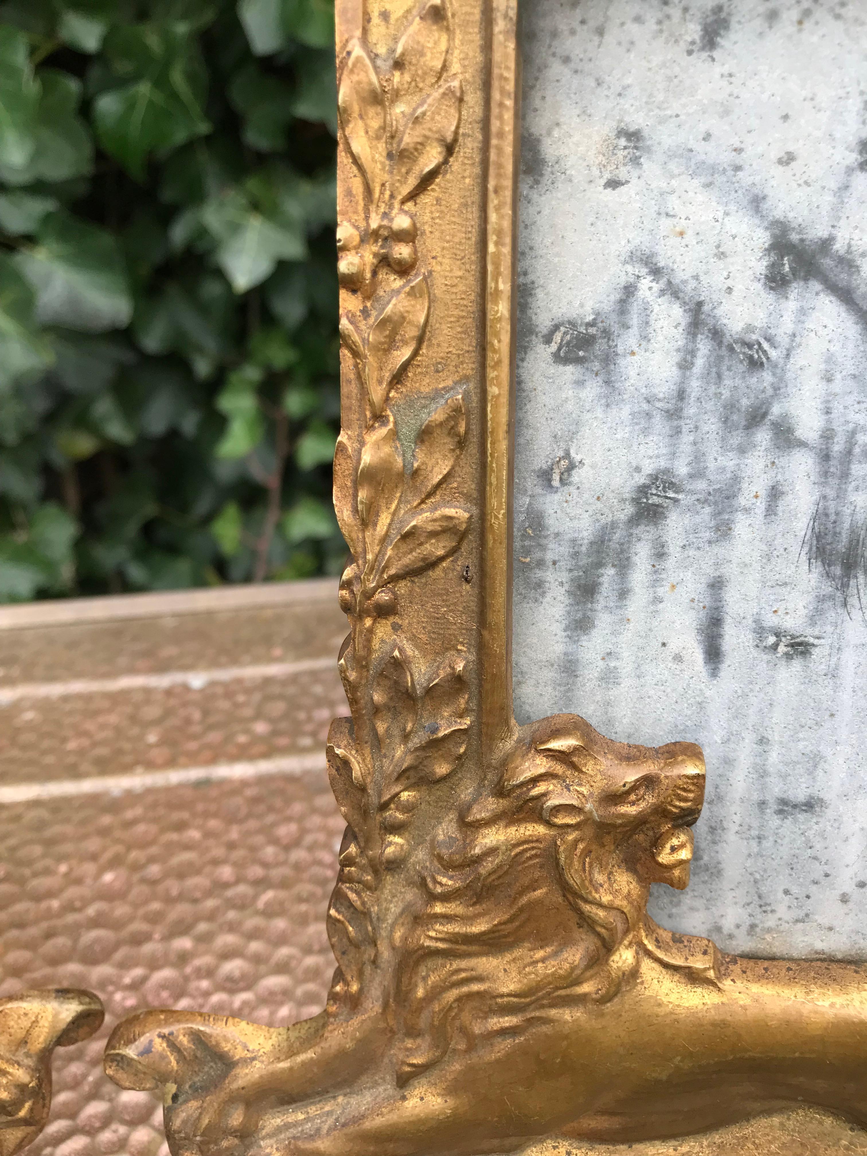 Impresionante pareja de marcos de mesa de bronce con esculturas de leones y coronas reales siglo XX en venta