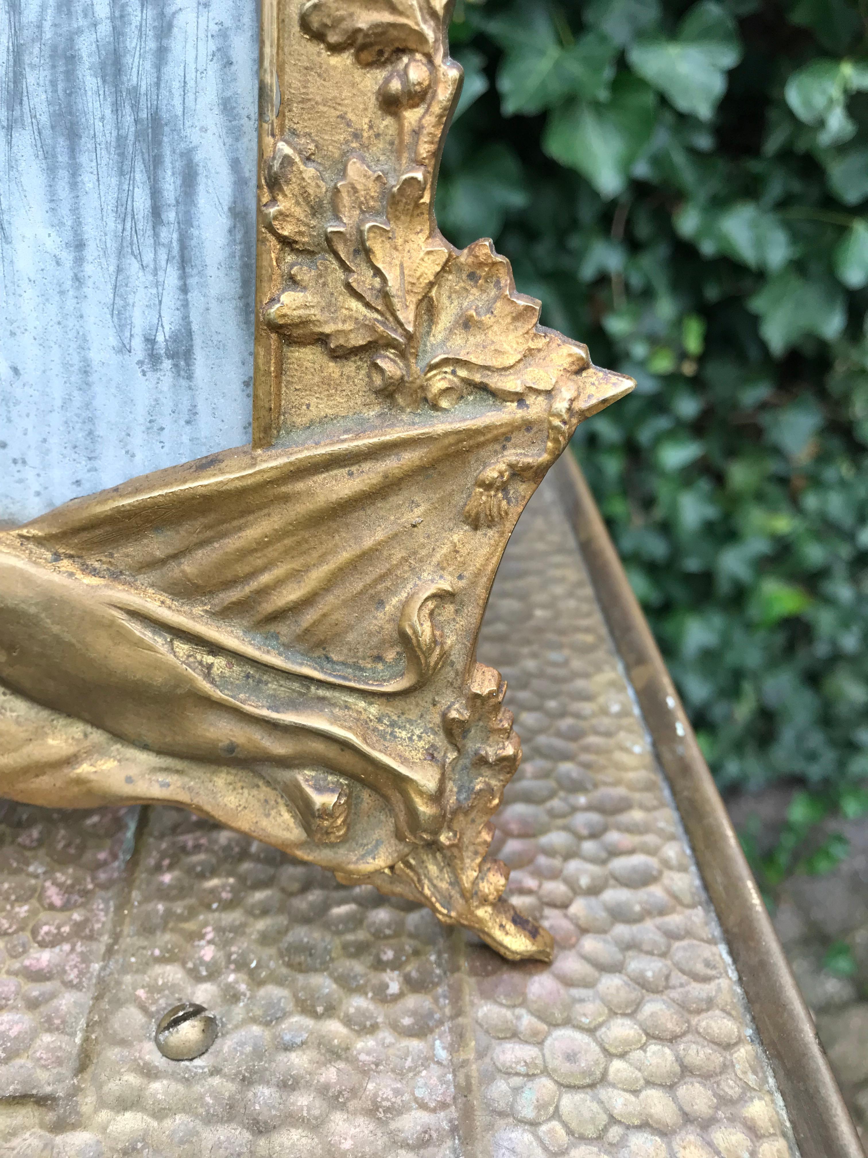 Impresionante pareja de marcos de mesa de bronce con esculturas de leones y coronas reales en venta 1