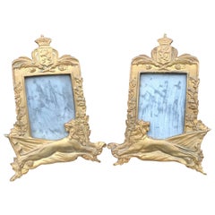 Superbe paire de cadres de table en bronze avec sculptures de lion et couronnes royales