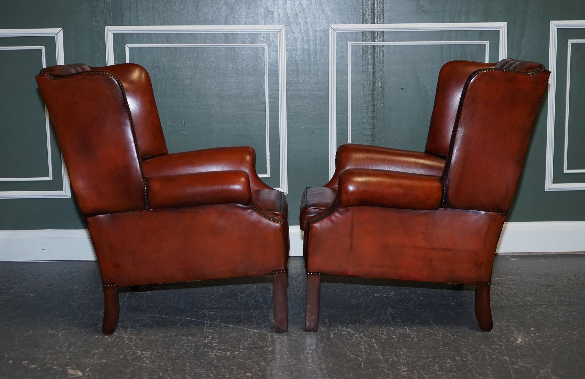 Atemberaubendes Paar Burgunder Brown Leder Hand gefärbt Wingback Stühle (Britisch) im Angebot