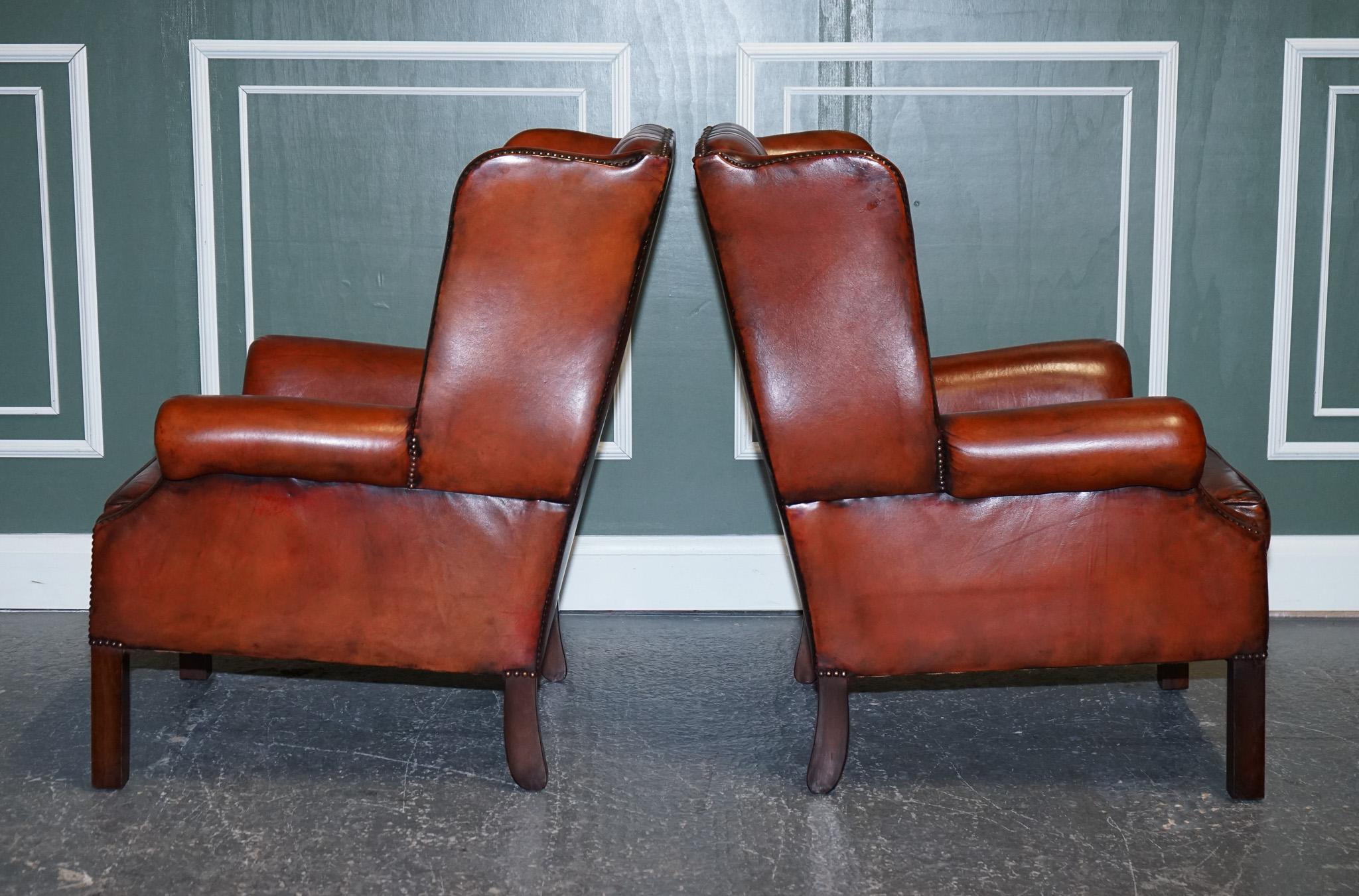 Atemberaubendes Paar Burgunder Brown Leder Hand gefärbt Wingback Stühle (Handgefertigt) im Angebot