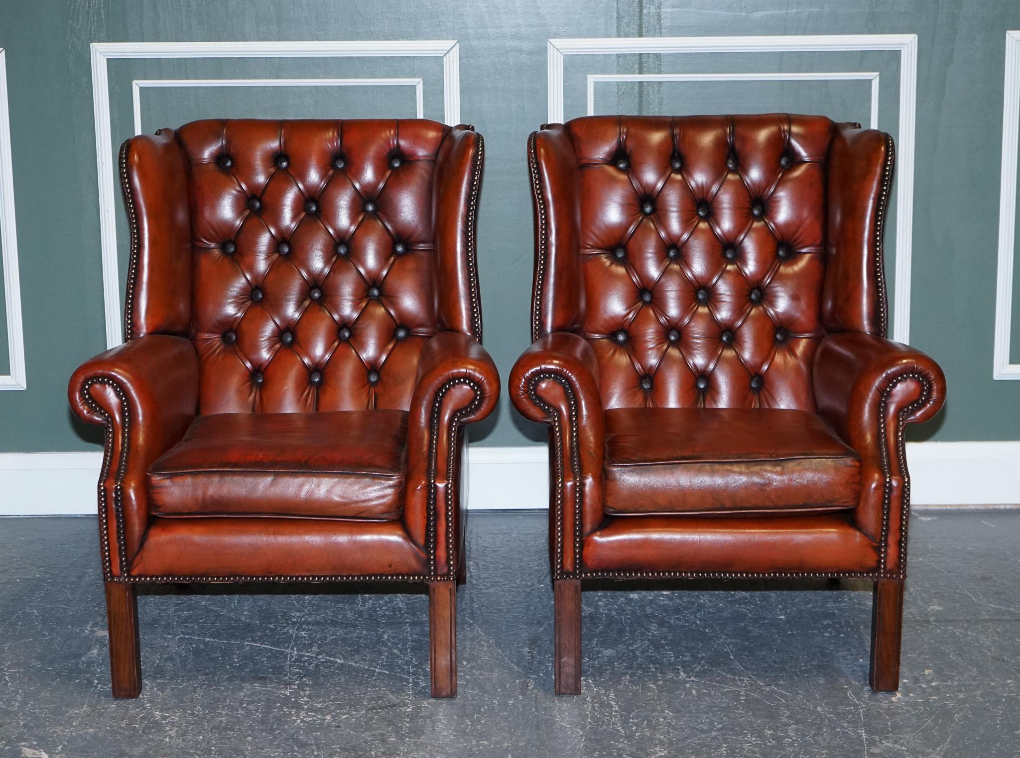 Atemberaubendes Paar Burgunder Brown Leder Hand gefärbt Wingback Stühle im Zustand „Gut“ im Angebot in Pulborough, GB