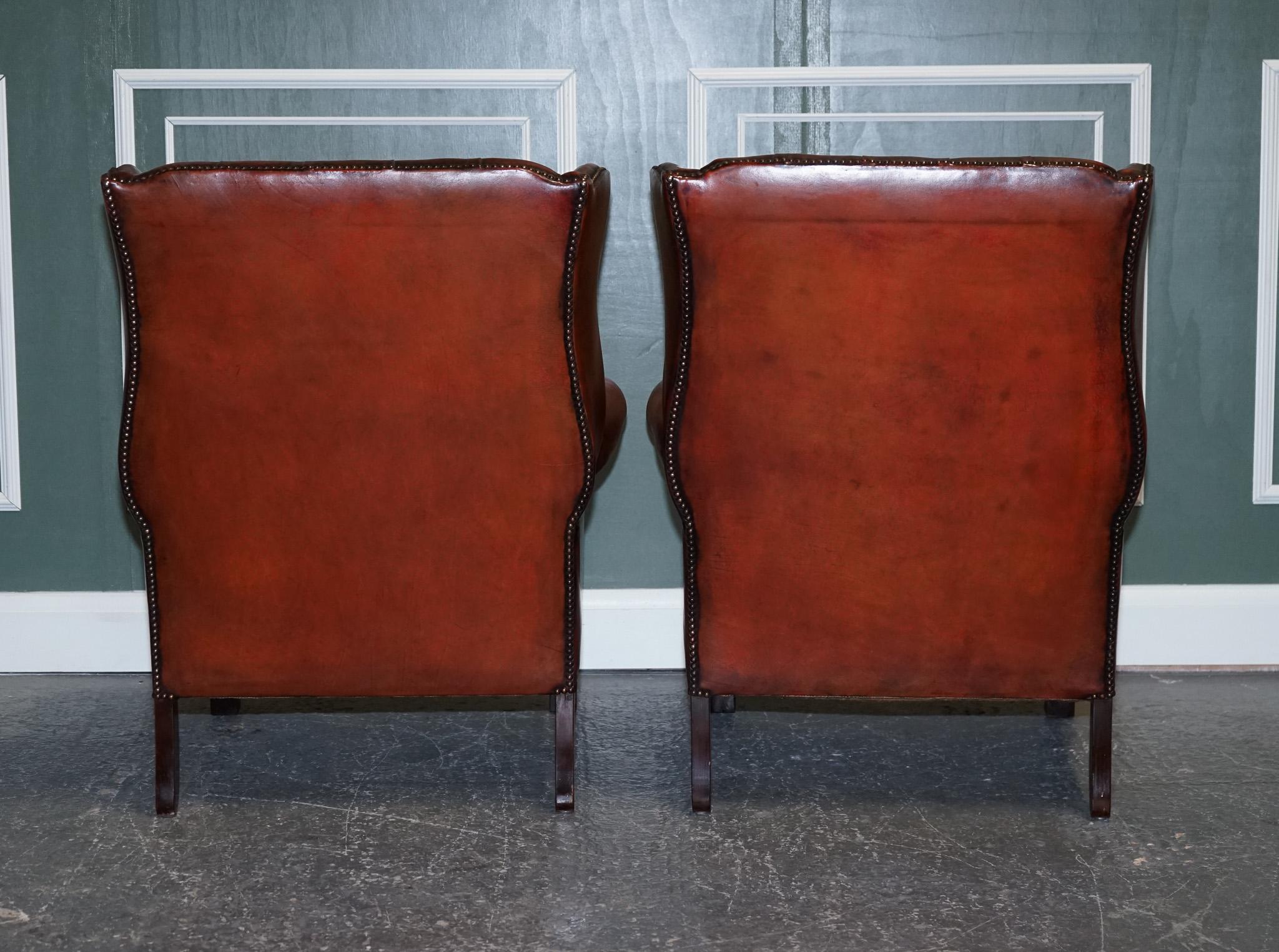 Atemberaubendes Paar Burgunder Brown Leder Hand gefärbt Wingback Stühle im Angebot 1