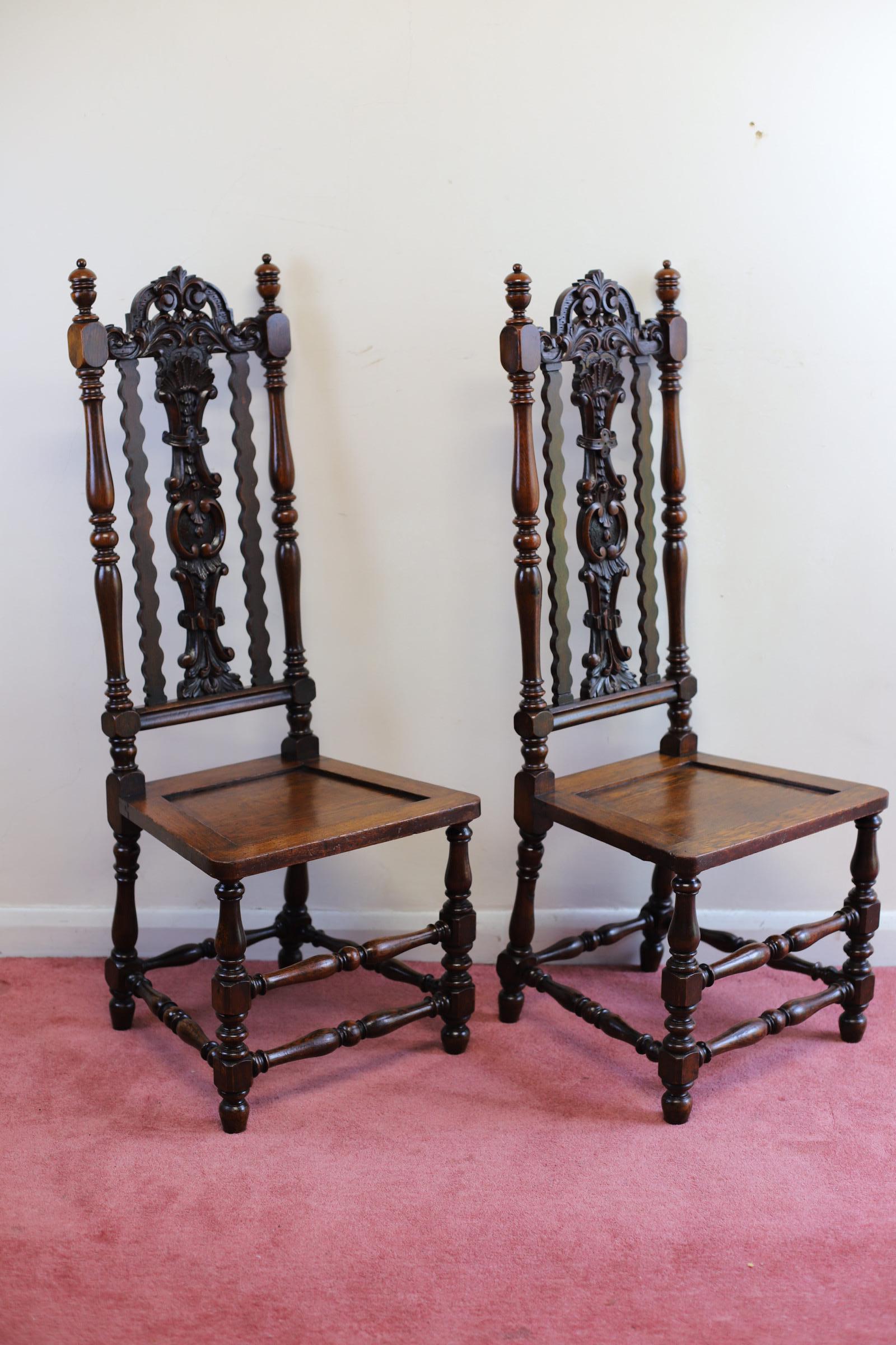 Ajoutez une touche de classe à votre intérieur avec cette superbe paire de chaises de hall antiques Carolean. Fabriquées en chêne, elles arborent une couleur brune chaude qui s'intègre parfaitement à tout type de décor. Les chaises sont vendues par